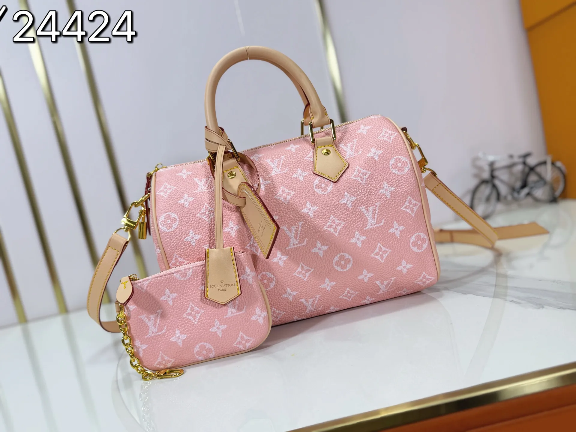 P280 Upgraded original M24424 M24425 M24426 M24423 M24443 M This Speedy Bandoulière 25 Monogram Leather handbag is made of soft cow leather and uses Monogram pattern to reproduce the elegant look and feel of canvas printing. Dazzling metal hardware, sheepskin lining and nameplate all reflect Creative Director Pharrell Williams' relentless attention to detail. Dimensions: 25.0 x 15.0 x 15.0 cm (length x height x width)