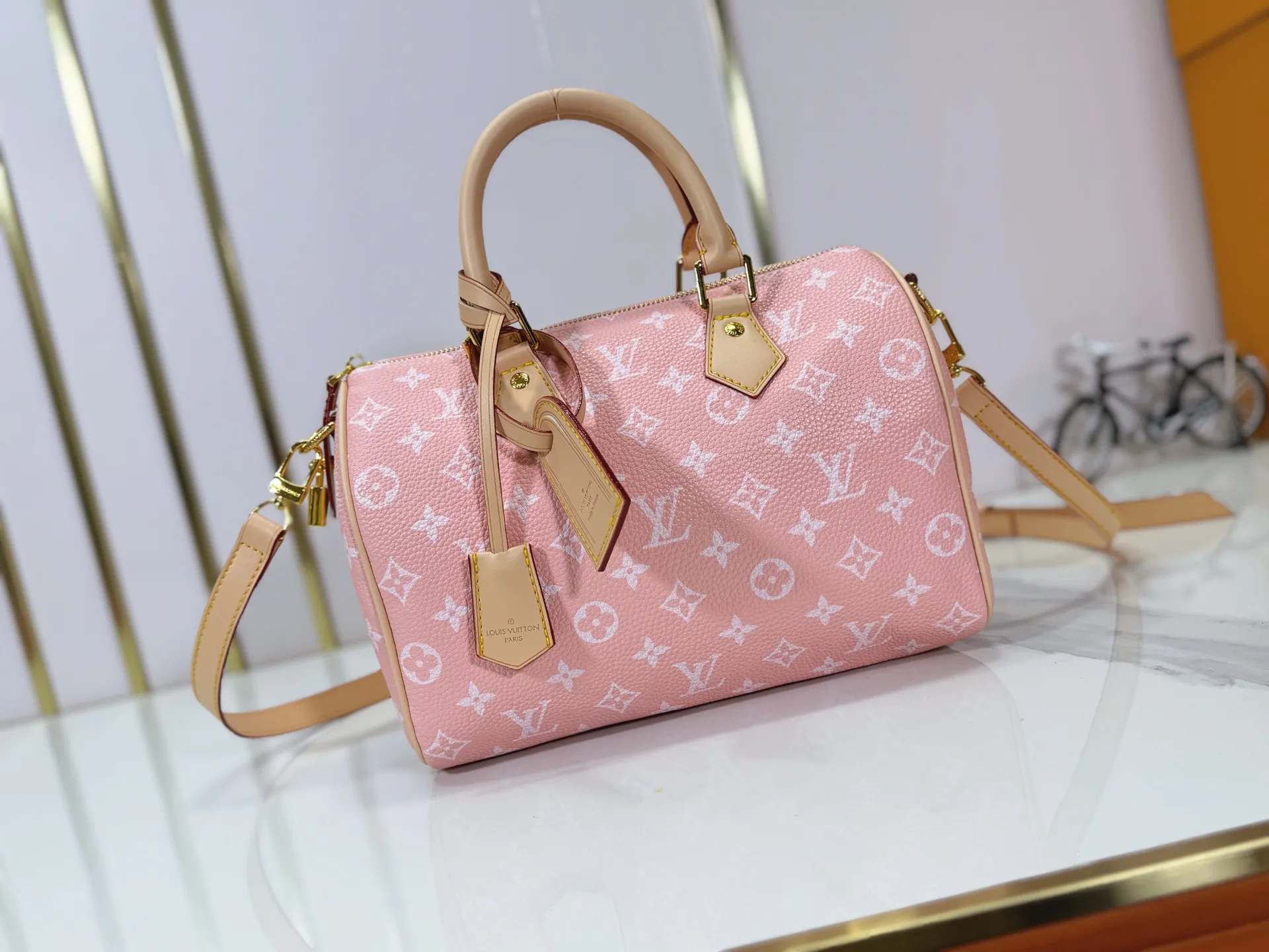 P280 Upgraded original M24424 M24425 M24426 M24423 M24443 M This Speedy Bandoulière 25 Monogram Leather handbag is made of soft cow leather and uses Monogram pattern to reproduce the elegant look and feel of canvas printing. Dazzling metal hardware, sheepskin lining and nameplate all reflect Creative Director Pharrell Williams' relentless attention to detail. Dimensions: 25.0 x 15.0 x 15.0 cm (length x height x width)
