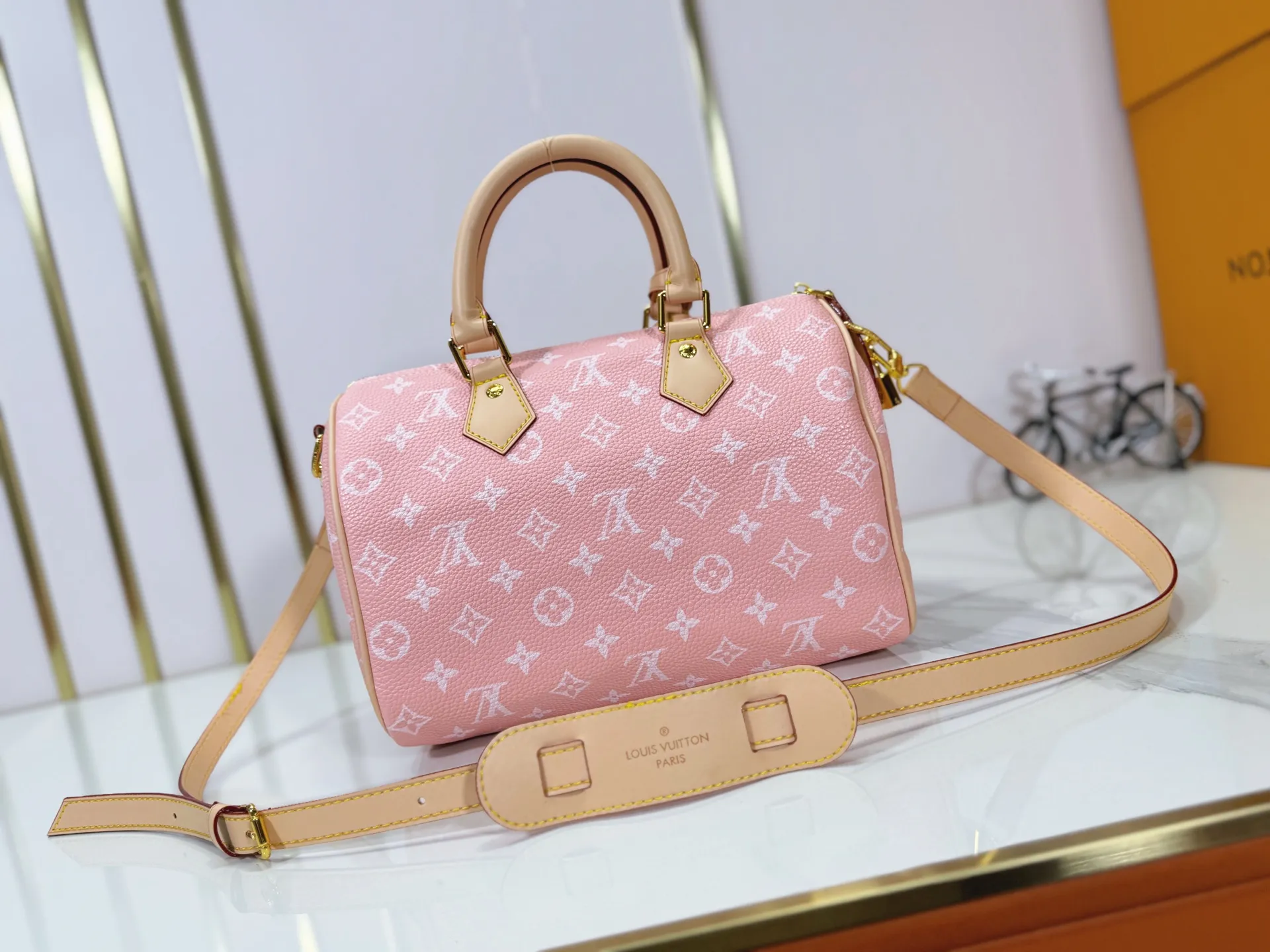 P280 Upgraded original M24424 M24425 M24426 M24423 M24443 M This Speedy Bandoulière 25 Monogram Leather handbag is made of soft cow leather and uses Monogram pattern to reproduce the elegant look and feel of canvas printing. Dazzling metal hardware, sheepskin lining and nameplate all reflect Creative Director Pharrell Williams' relentless attention to detail. Dimensions: 25.0 x 15.0 x 15.0 cm (length x height x width)