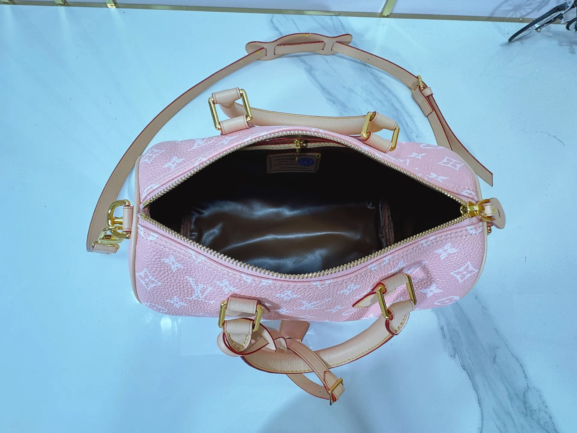 P280 Upgraded original M24424 M24425 M24426 M24423 M24443 M This Speedy Bandoulière 25 Monogram Leather handbag is made of soft cow leather and uses Monogram pattern to reproduce the elegant look and feel of canvas printing. Dazzling metal hardware, sheepskin lining and nameplate all reflect Creative Director Pharrell Williams' relentless attention to detail. Dimensions: 25.0 x 15.0 x 15.0 cm (length x height x width)