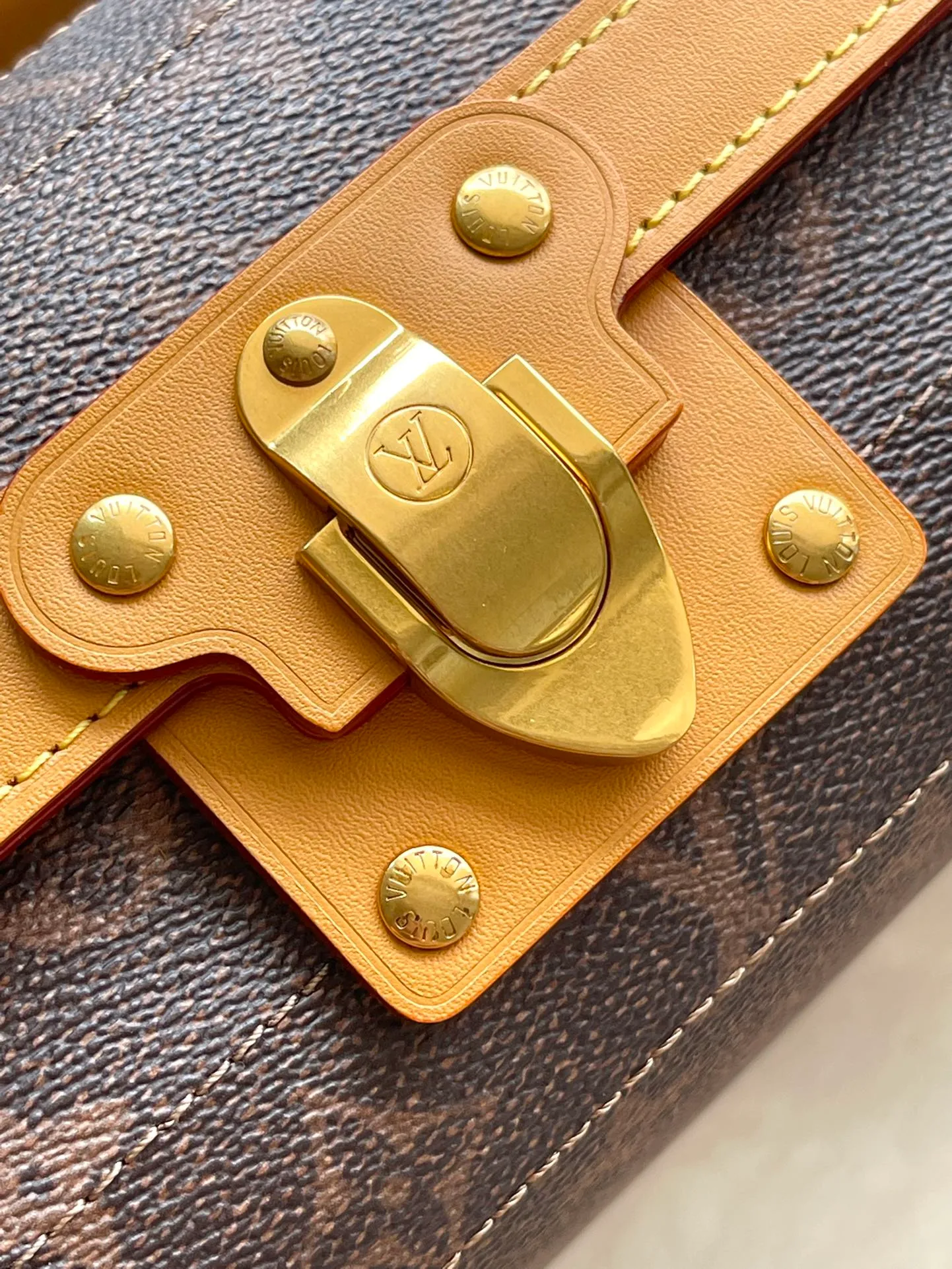 💰1400 Top Original Order M11536 Presbyopia This Soul Trunk East West handbag is made of Monogram Dust canvas, with reinforced metal corners to show Pharrell Wiliams' respect for the brand's traditional hard trunk. Magnetic closure provides easy access to the main compartment, while removable leather handles and a removable and adjustable shoulder strap allow for hand, shoulder or cross-body wear. Dimensions: 29 × 17.5 × 10 cm
