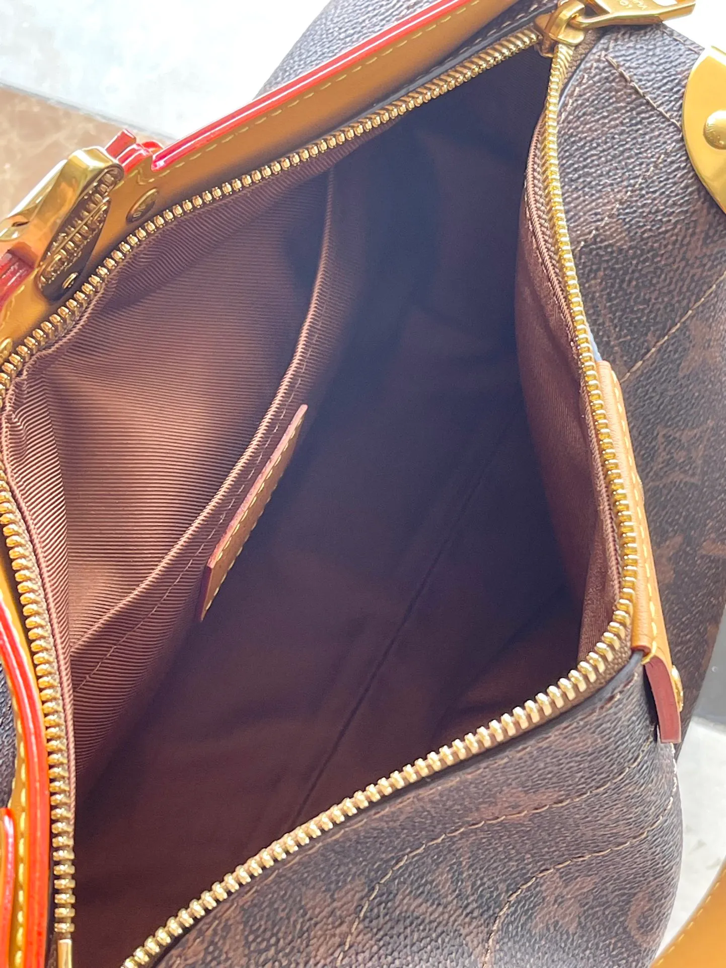 💰1400 Top Original Order M11536 Presbyopia This Soul Trunk East West handbag is made of Monogram Dust canvas, with reinforced metal corners to show Pharrell Wiliams' respect for the brand's traditional hard trunk. Magnetic closure provides easy access to the main compartment, while removable leather handles and a removable and adjustable shoulder strap allow for hand, shoulder or cross-body wear. Dimensions: 29 × 17.5 × 10 cm