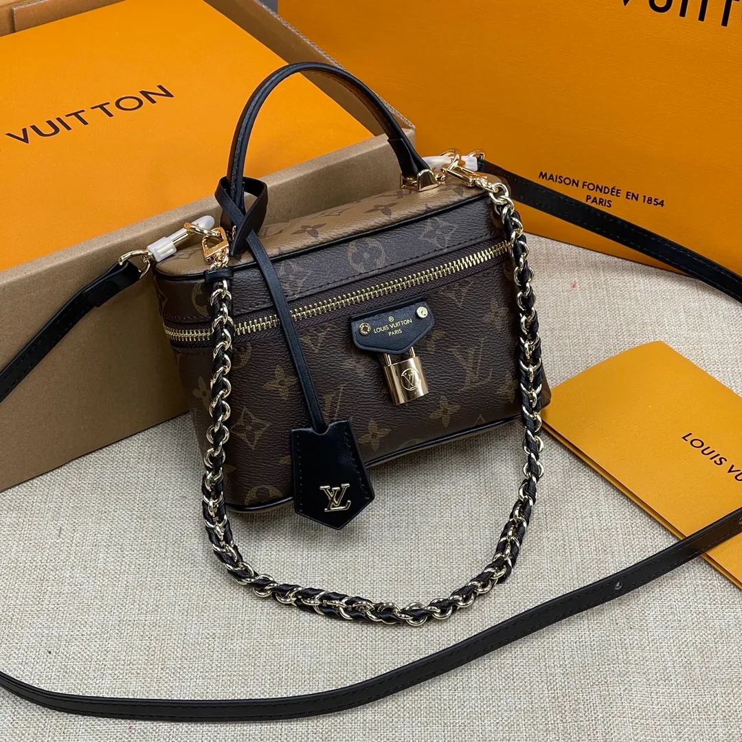 [Upgraded version] P440💰Upgraded version M47125❣️Comes with complete packaging❣️VANITY CHAIN ​​POUCH handbag The Vanity Chain Pouch handbag draws inspiration from the classic cosmetic case and interprets the spirit of travel with Monogram canvas. The top handle and detachable braided chain are infused with leather elements, complementing the clean lines of the bag. The LV inscribed padlock and leather key holder continue the iconic details. Dimensions: 19 x 11.5 x 6.5 cm