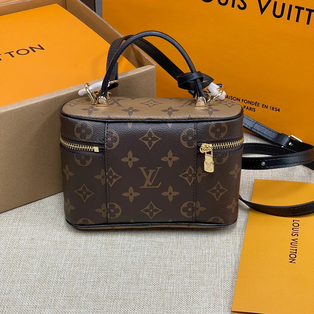 [Upgraded version] P440💰Upgraded version M47125❣️Comes with complete packaging❣️VANITY CHAIN ​​POUCH handbag The Vanity Chain Pouch handbag draws inspiration from the classic cosmetic case and interprets the spirit of travel with Monogram canvas. The top handle and detachable braided chain are infused with leather elements, complementing the clean lines of the bag. The LV inscribed padlock and leather key holder continue the iconic details. Dimensions: 19 x 11.5 x 6.5 cm