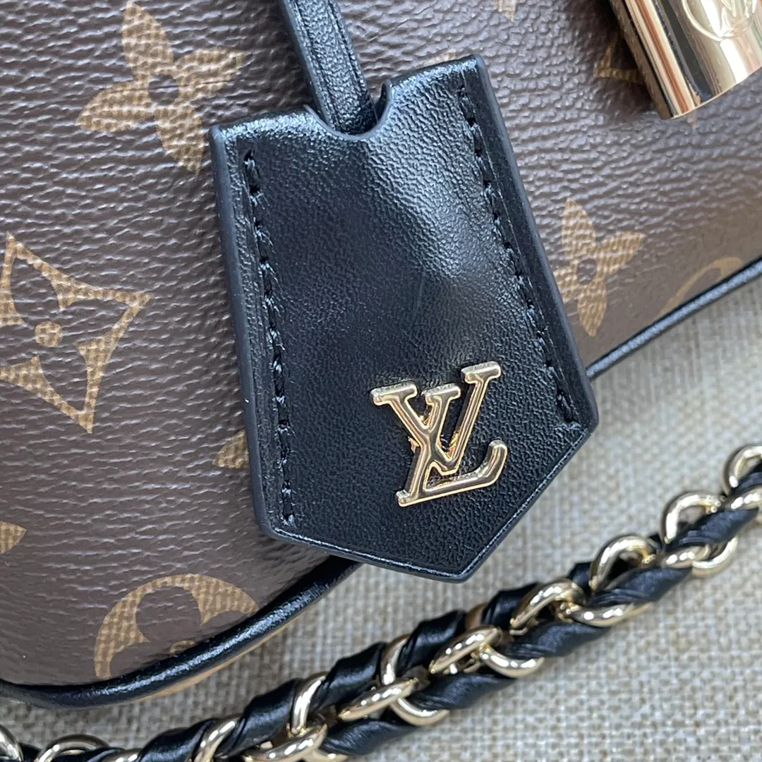 [Upgraded version] P440💰Upgraded version M47125❣️Comes with complete packaging❣️VANITY CHAIN ​​POUCH handbag The Vanity Chain Pouch handbag draws inspiration from the classic cosmetic case and interprets the spirit of travel with Monogram canvas. The top handle and detachable braided chain are infused with leather elements, complementing the clean lines of the bag. The LV inscribed padlock and leather key holder continue the iconic details. Dimensions: 19 x 11.5 x 6.5 cm
