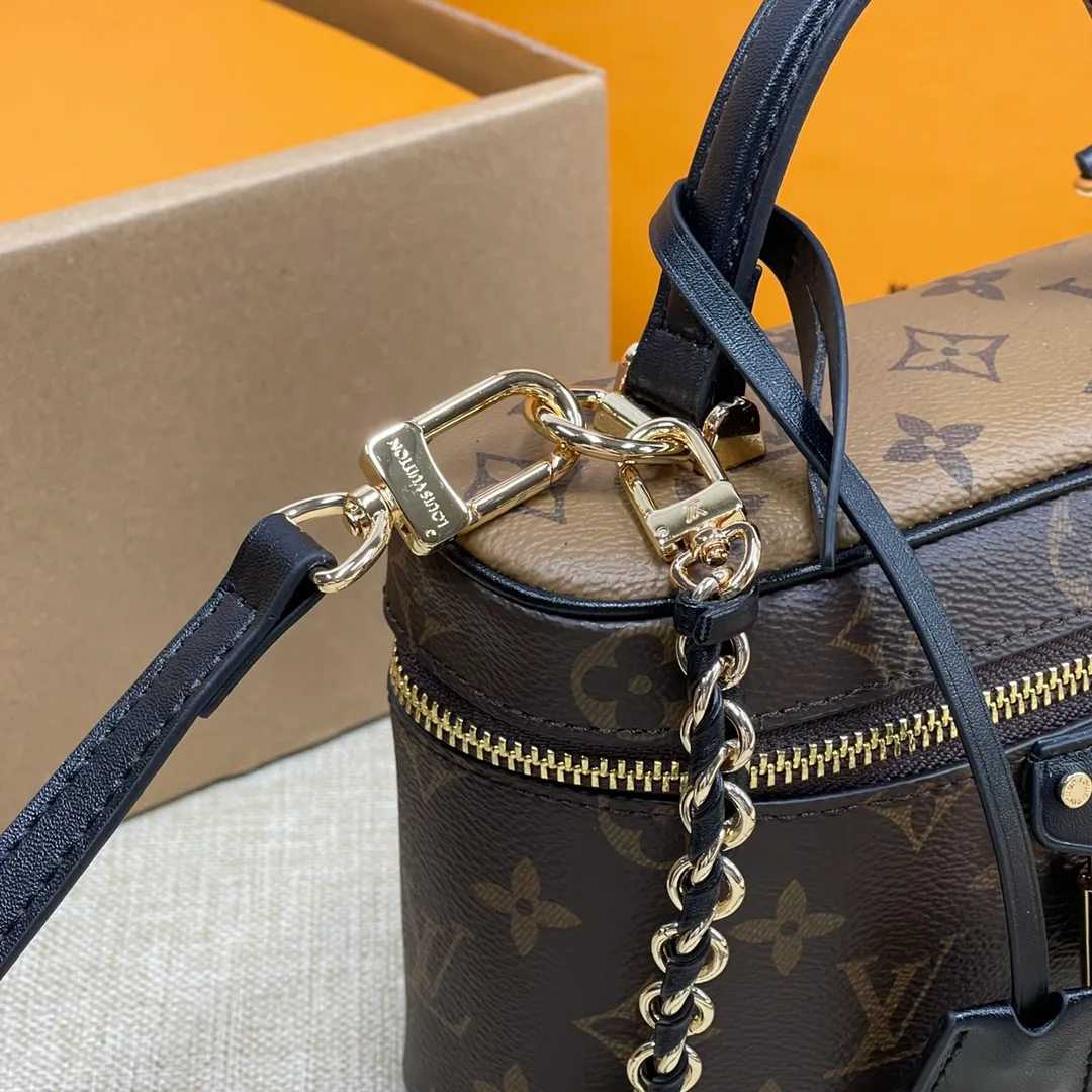 [Upgraded version] P440💰Upgraded version M47125❣️Comes with complete packaging❣️VANITY CHAIN ​​POUCH handbag The Vanity Chain Pouch handbag draws inspiration from the classic cosmetic case and interprets the spirit of travel with Monogram canvas. The top handle and detachable braided chain are infused with leather elements, complementing the clean lines of the bag. The LV inscribed padlock and leather key holder continue the iconic details. Dimensions: 19 x 11.5 x 6.5 cm