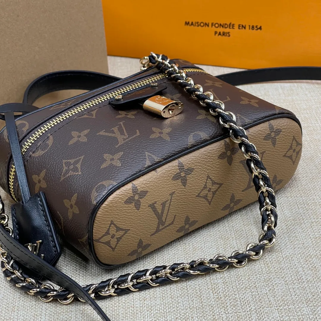 [Upgraded version] P440💰Upgraded version M47125❣️Comes with complete packaging❣️VANITY CHAIN ​​POUCH handbag The Vanity Chain Pouch handbag draws inspiration from the classic cosmetic case and interprets the spirit of travel with Monogram canvas. The top handle and detachable braided chain are infused with leather elements, complementing the clean lines of the bag. The LV inscribed padlock and leather key holder continue the iconic details. Dimensions: 19 x 11.5 x 6.5 cm