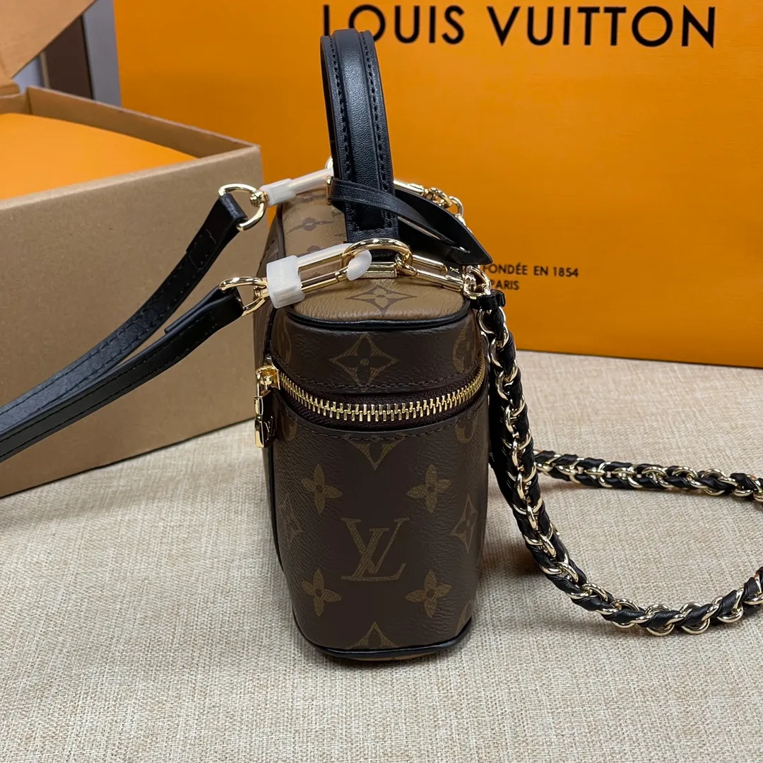[Upgraded version] P440💰Upgraded version M47125❣️Comes with complete packaging❣️VANITY CHAIN ​​POUCH handbag The Vanity Chain Pouch handbag draws inspiration from the classic cosmetic case and interprets the spirit of travel with Monogram canvas. The top handle and detachable braided chain are infused with leather elements, complementing the clean lines of the bag. The LV inscribed padlock and leather key holder continue the iconic details. Dimensions: 19 x 11.5 x 6.5 cm