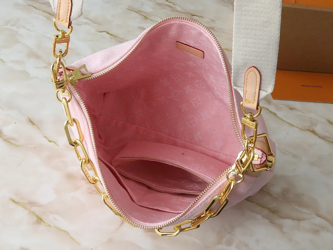 💰260💰Upgraded original M13390 M12072 M12068 M12071 This Coussin Hobo MM handbag celebrates the return of the brand’s iconic Monogram Denim pattern, originally launched in 2005. Made of organic cotton, it's woven from black and white yarns that have been faded to create a vintage look. Spacious, it's decorated with a light gold metallic finish and includes a removable pocket with a slide lock to securely store small items. This model can be worn crosswise, on the shoulder or on the hand. Dimensions: 38 x 33 x 10 cm (LxHxW)