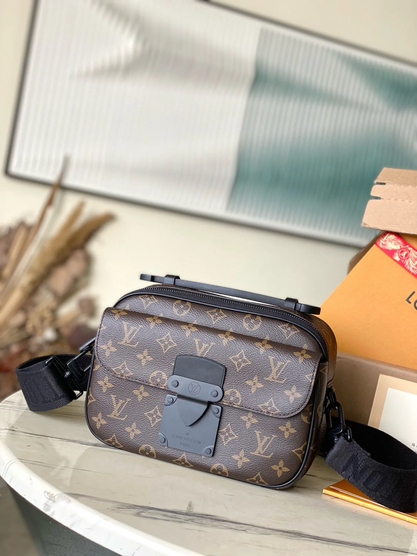 💰960 Top Original M45806 Presbyopia This S Lock messenger bag is made of Monogram Macassar canvas, and the new lock is inspired by the hard box lock designed by Georges Vuitton in 1886. Special finishing techniques give this magnetic metal lock an eye-catching, modern look. Equipped with a spacious zippered compartment, trunk-style leather handles and logo shoulder strap, it is stylish and easy to use. Dimensions: 22 x 18 x 8 cm