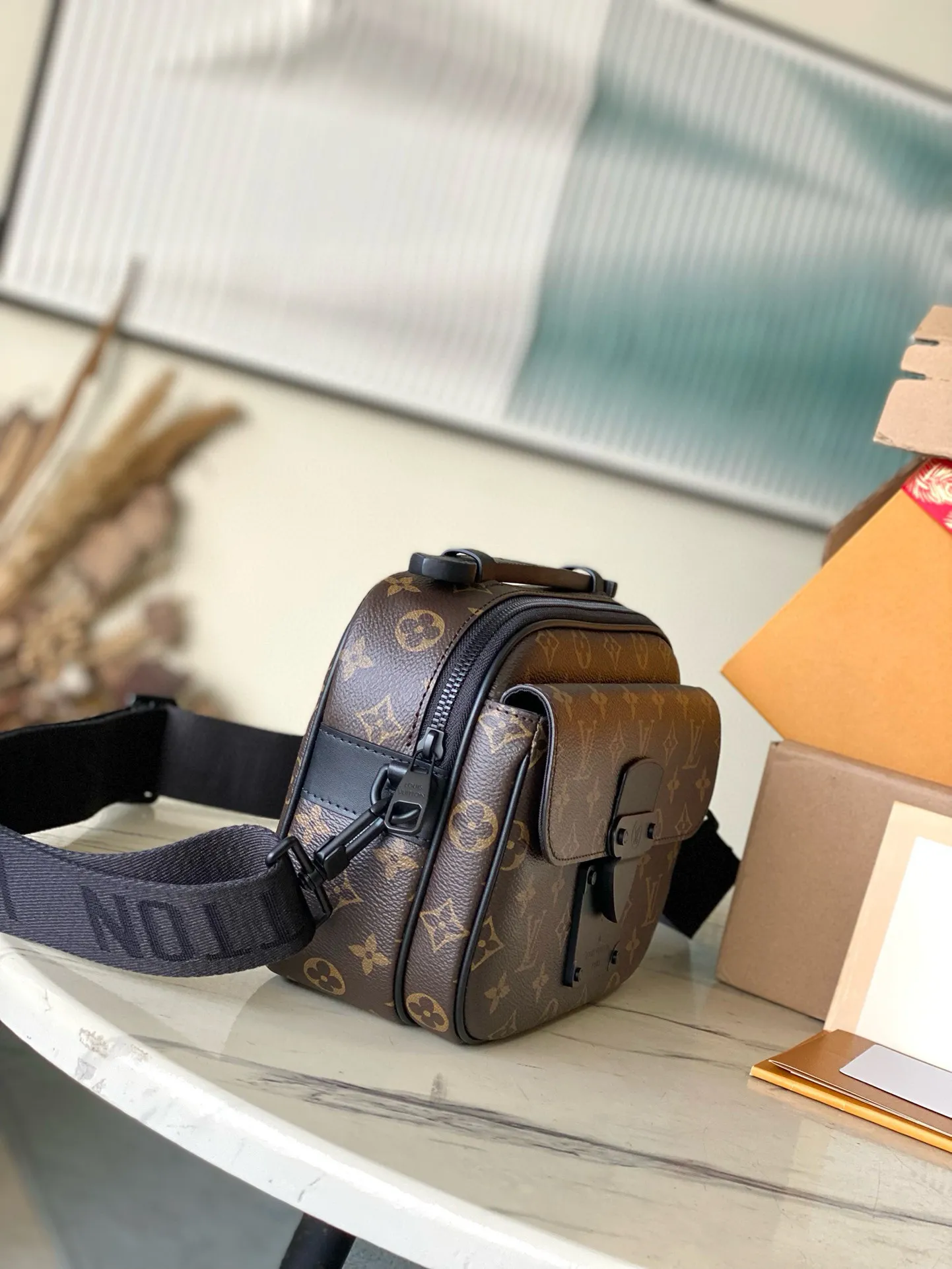 💰960 Top Original M45806 Presbyopia This S Lock messenger bag is made of Monogram Macassar canvas, and the new lock is inspired by the hard box lock designed by Georges Vuitton in 1886. Special finishing techniques give this magnetic metal lock an eye-catching, modern look. Equipped with a spacious zippered compartment, trunk-style leather handles and logo shoulder strap, it is stylish and easy to use. Dimensions: 22 x 18 x 8 cm