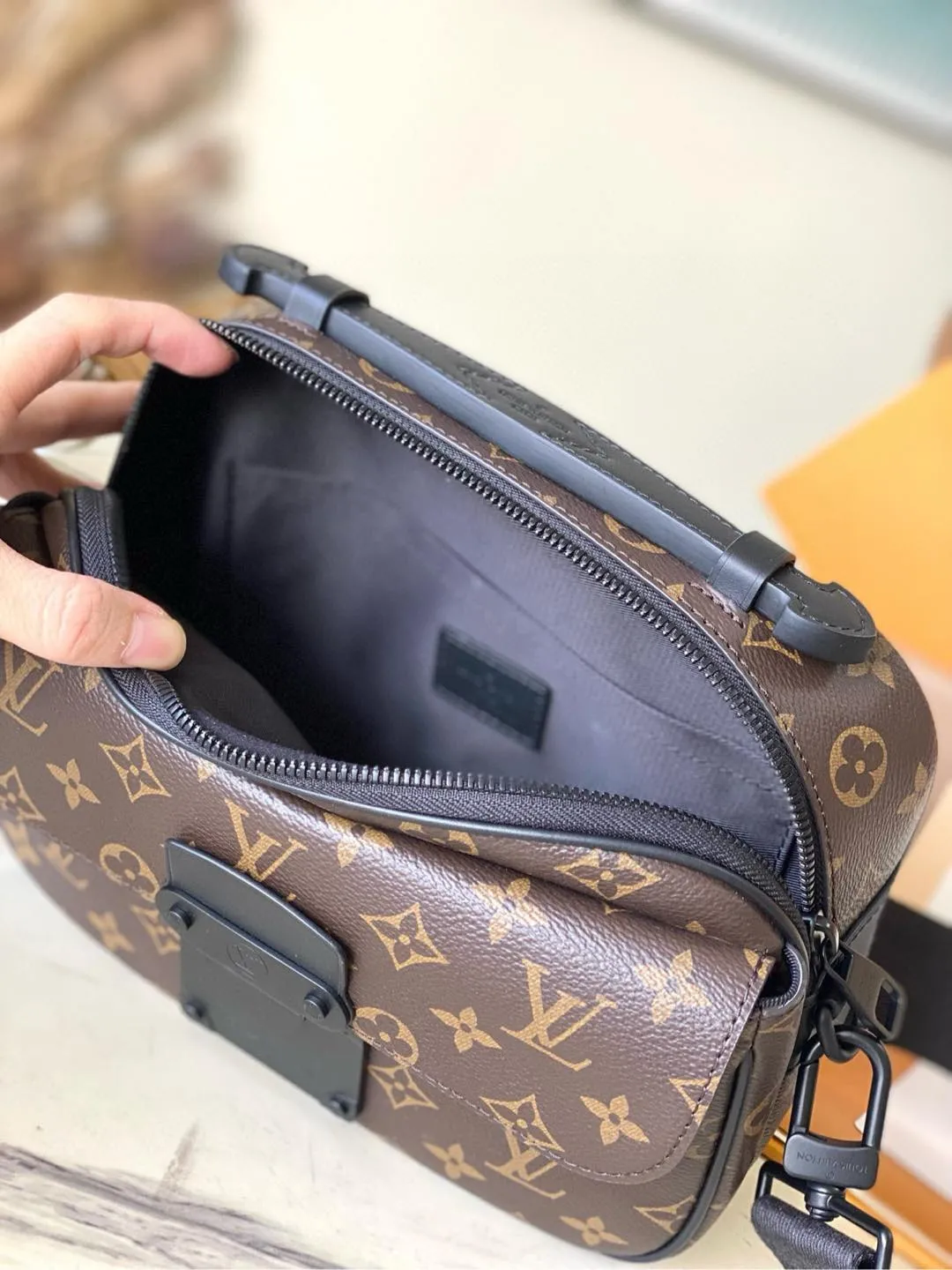 💰960 Top Original M45806 Presbyopia This S Lock messenger bag is made of Monogram Macassar canvas, and the new lock is inspired by the hard box lock designed by Georges Vuitton in 1886. Special finishing techniques give this magnetic metal lock an eye-catching, modern look. Equipped with a spacious zippered compartment, trunk-style leather handles and logo shoulder strap, it is stylish and easy to use. Dimensions: 22 x 18 x 8 cm