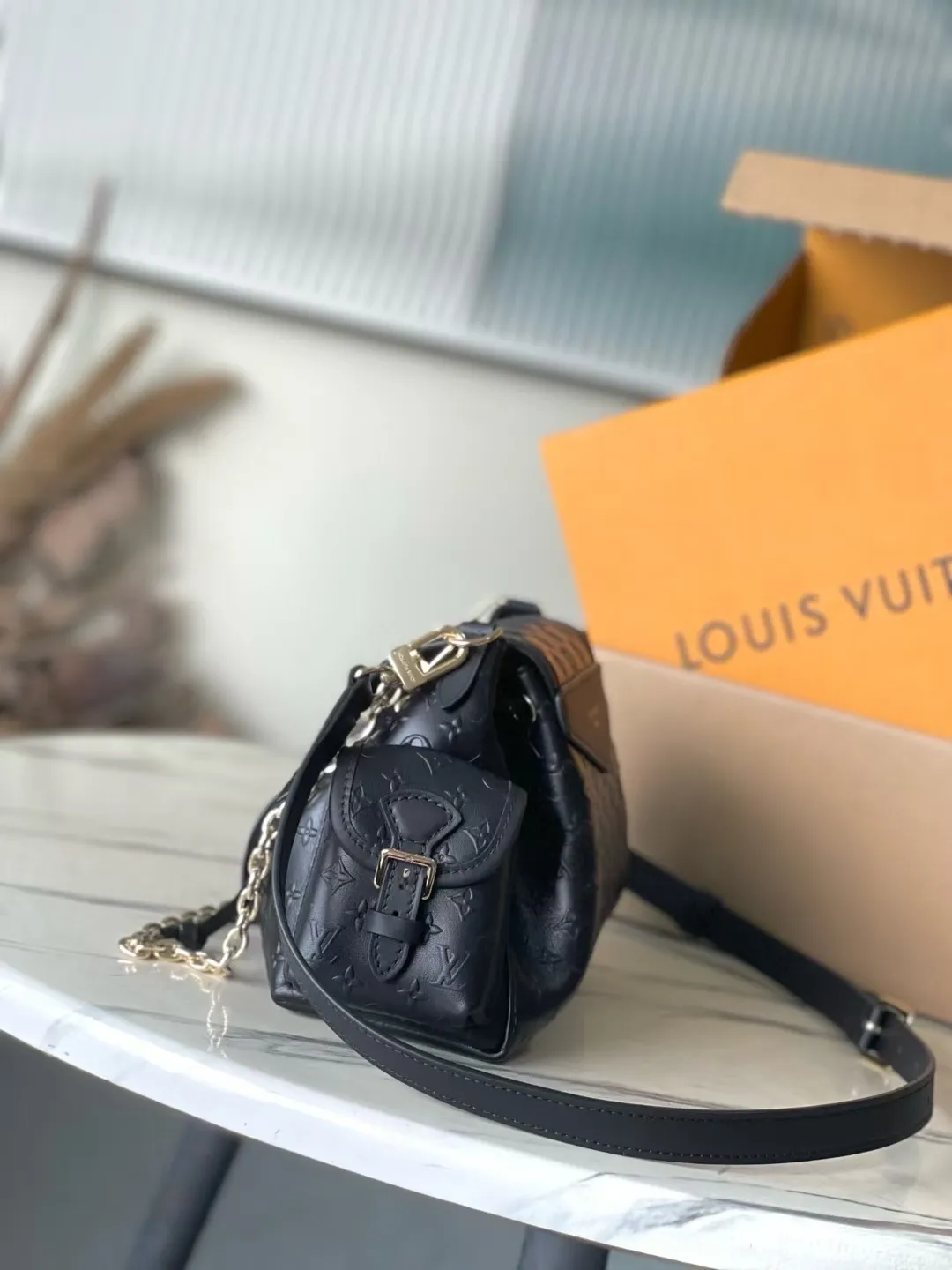 💰1100 (top-grain leather) top-quality original M25554 Odyssee handbag from the 2025 early autumn series, cleverly returning to the Excursion backpack design of the 2024 Cruise early spring series, paying tribute to Louis Vuitton's travel heritage with classic touches. The cowhide leather body is covered with Monogram Bold pattern, and the decorative buckle and detachable chain are exquisite details. The side pocket allows you to easily carry your keys or lipstick. Dimensions: 27 × 17 × 12 cm