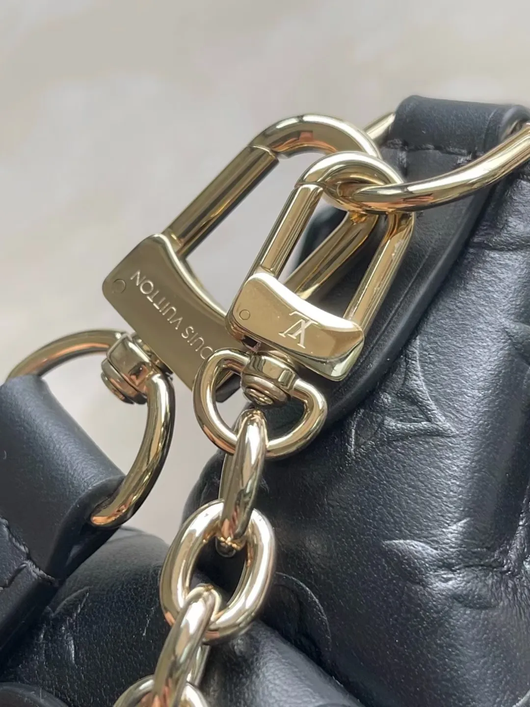 💰1100 (top-grain leather) top-quality original M25554 Odyssee handbag from the 2025 early autumn series, cleverly returning to the Excursion backpack design of the 2024 Cruise early spring series, paying tribute to Louis Vuitton's travel heritage with classic touches. The cowhide leather body is covered with Monogram Bold pattern, and the decorative buckle and detachable chain are exquisite details. The side pocket allows you to easily carry your keys or lipstick. Dimensions: 27 × 17 × 12 cm