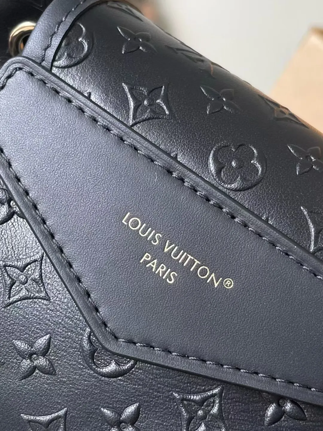 💰1100 (top-grain leather) top-quality original M25554 Odyssee handbag from the 2025 early autumn series, cleverly returning to the Excursion backpack design of the 2024 Cruise early spring series, paying tribute to Louis Vuitton's travel heritage with classic touches. The cowhide leather body is covered with Monogram Bold pattern, and the decorative buckle and detachable chain are exquisite details. The side pocket allows you to easily carry your keys or lipstick. Dimensions: 27 × 17 × 12 cm