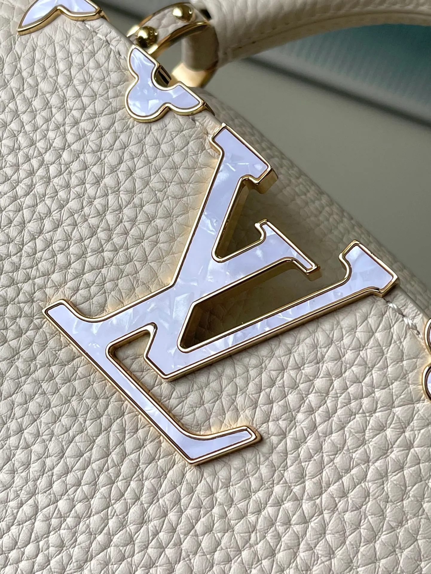💰2160 (Special grade original leather) M23331/M48865 White with white mother-of-pearl corolla This Capucines Flower Crown handbag is made of full-grain Taurillon leather and is embellished with Monogram flowers. Each flower is made of exquisite shells. The LV logo and flowers echo each other, giving this feminine handbag a jewel-like luster. Use the detachable shoulder strap cleverly to carry it cross-body. Size: 21 * 14*8cm