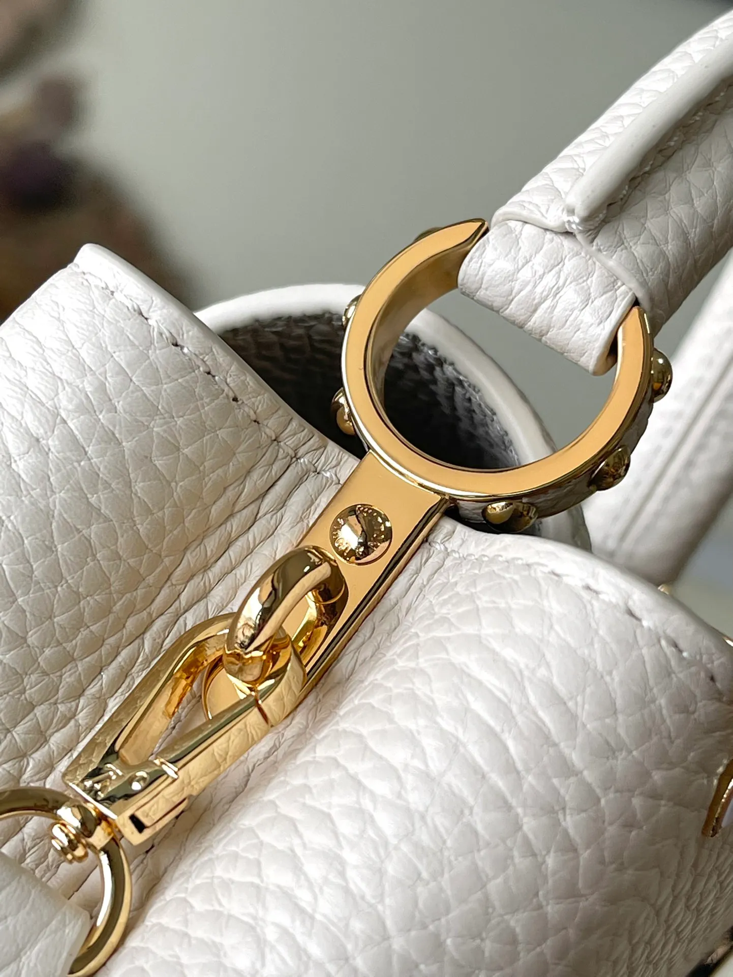 💰2160 (Special grade original leather) M23331/M48865 White with white mother-of-pearl corolla This Capucines Flower Crown handbag is made of full-grain Taurillon leather and is embellished with Monogram flowers. Each flower is made of exquisite shells. The LV logo and flowers echo each other, giving this feminine handbag a jewel-like luster. Use the detachable shoulder strap cleverly to carry it cross-body. Size: 21 * 14*8cm