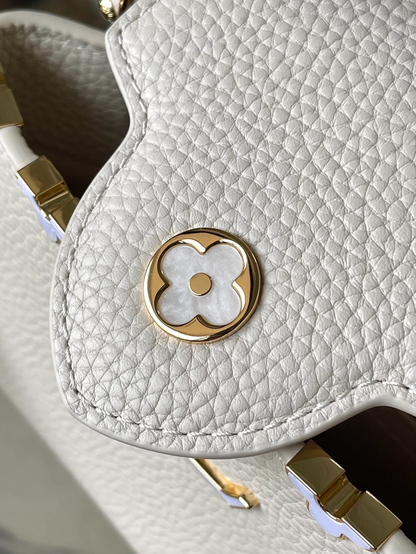 💰2160 (Special grade original leather) M23331/M48865 White with white mother-of-pearl corolla This Capucines Flower Crown handbag is made of full-grain Taurillon leather and is embellished with Monogram flowers. Each flower is made of exquisite shells. The LV logo and flowers echo each other, giving this feminine handbag a jewel-like luster. Use the detachable shoulder strap cleverly to carry it cross-body. Size: 21 * 14*8cm
