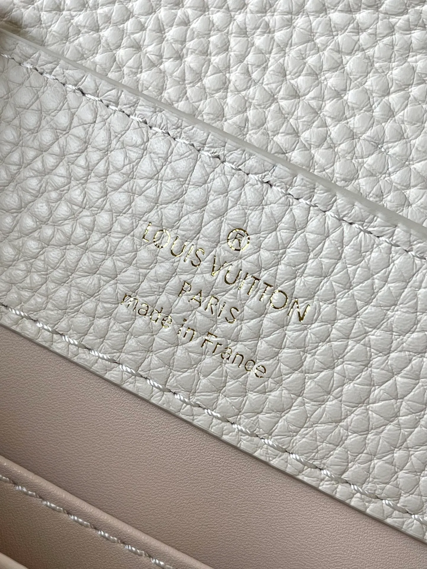 💰2160 (Special grade original leather) M23331/M48865 White with white mother-of-pearl corolla This Capucines Flower Crown handbag is made of full-grain Taurillon leather and is embellished with Monogram flowers. Each flower is made of exquisite shells. The LV logo and flowers echo each other, giving this feminine handbag a jewel-like luster. Use the detachable shoulder strap cleverly to carry it cross-body. Size: 21 * 14*8cm