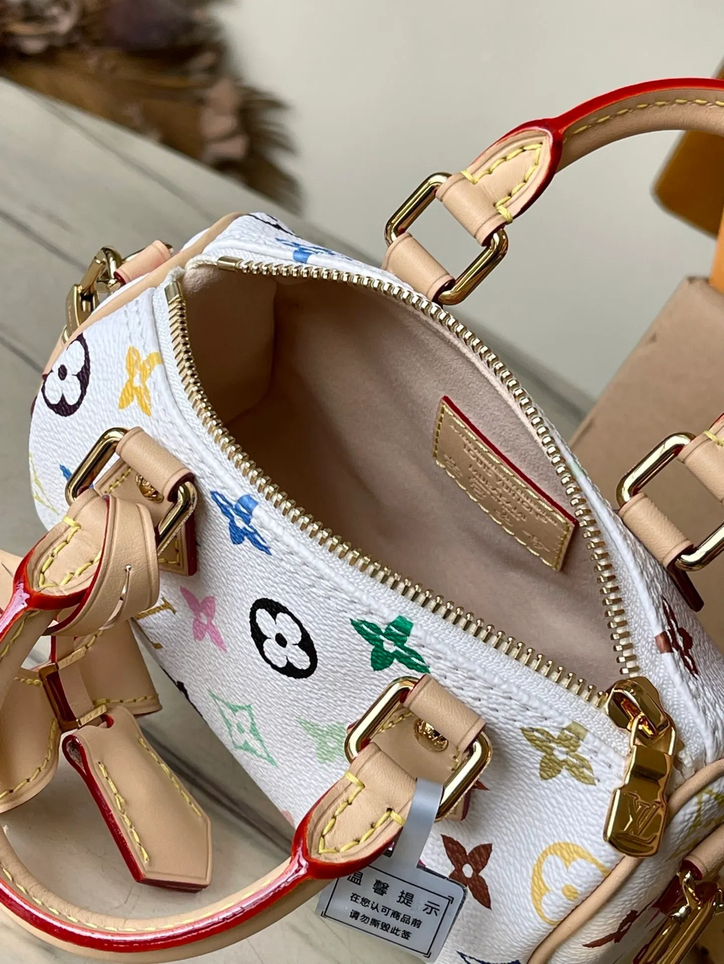 💰800 Top Original Order M13391 This Nano Speedy handbag is made of Monogram coated canvas and cow leather trim to create a delicate shape. It uses bright colors to interpret the smart style of the Louis Vuitton×Takashi Murakami reissue series. The Toron handle and dazzling padlock pay homage to the brand’s travel heritage, while the detachable and adjustable shoulder strap and chic LVxTM key bag complete the ensemble. Dimensions: 16 × 10 × 7.5 cm