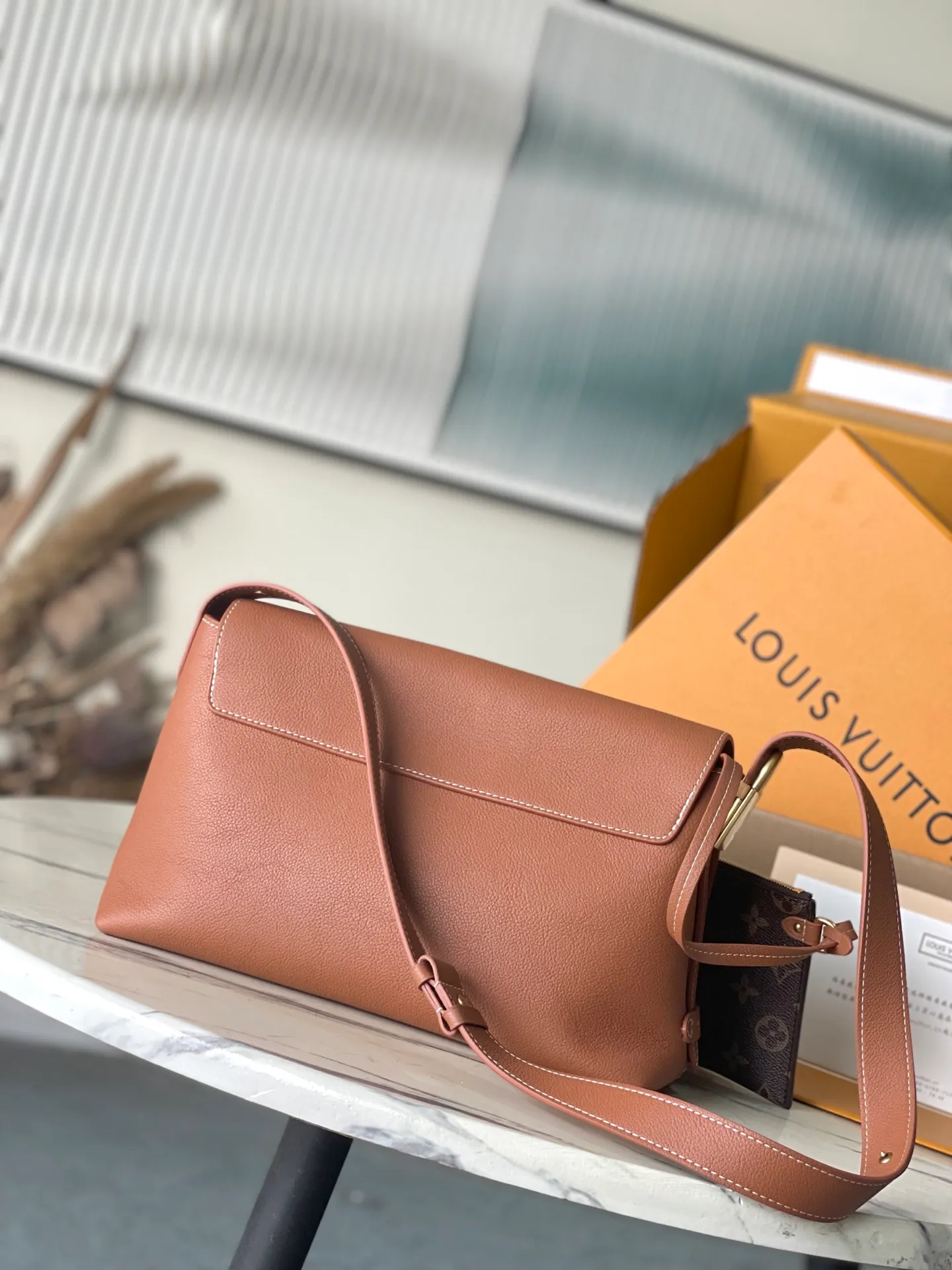 💰1280 (top-grain leather) Top-quality original item M13151 The classic Low Key series presents a new clamshell design: This Low Key Messenger handbag is made of soft cow leather and uses an old metal padlock to create a retro style. The adjustable handle unlocks a variety of carrying possibilities, and comes with a removable Monogram canvas zippered inner bag. Dimensions: 30 × 18 × 12 cm