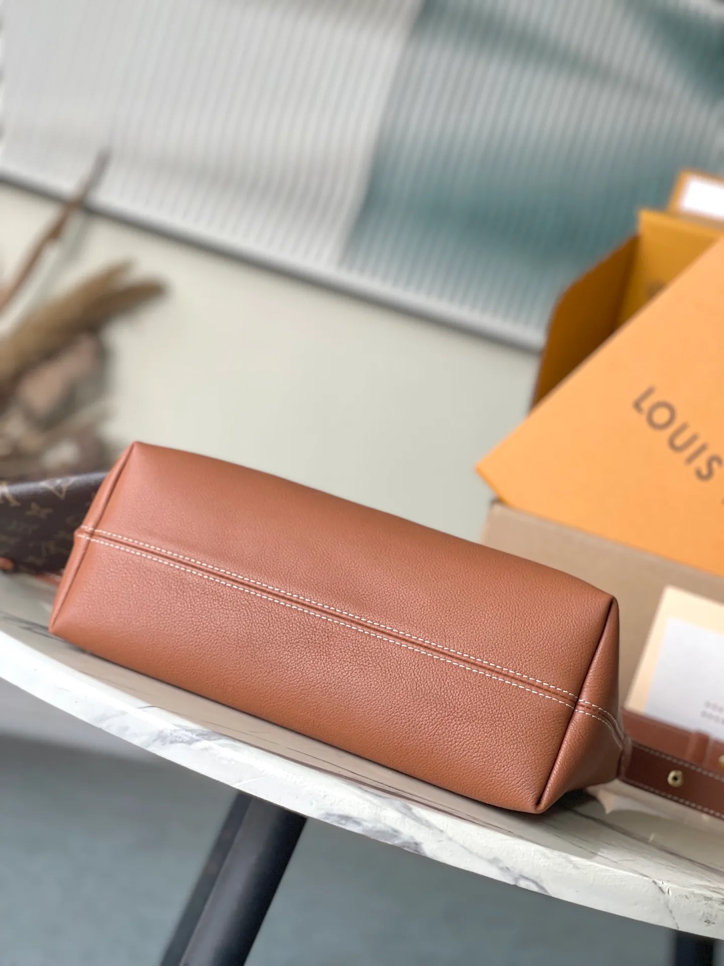 💰1280 (top-grain leather) Top-quality original item M13151 The classic Low Key series presents a new clamshell design: This Low Key Messenger handbag is made of soft cow leather and uses an old metal padlock to create a retro style. The adjustable handle unlocks a variety of carrying possibilities, and comes with a removable Monogram canvas zippered inner bag. Dimensions: 30 × 18 × 12 cm