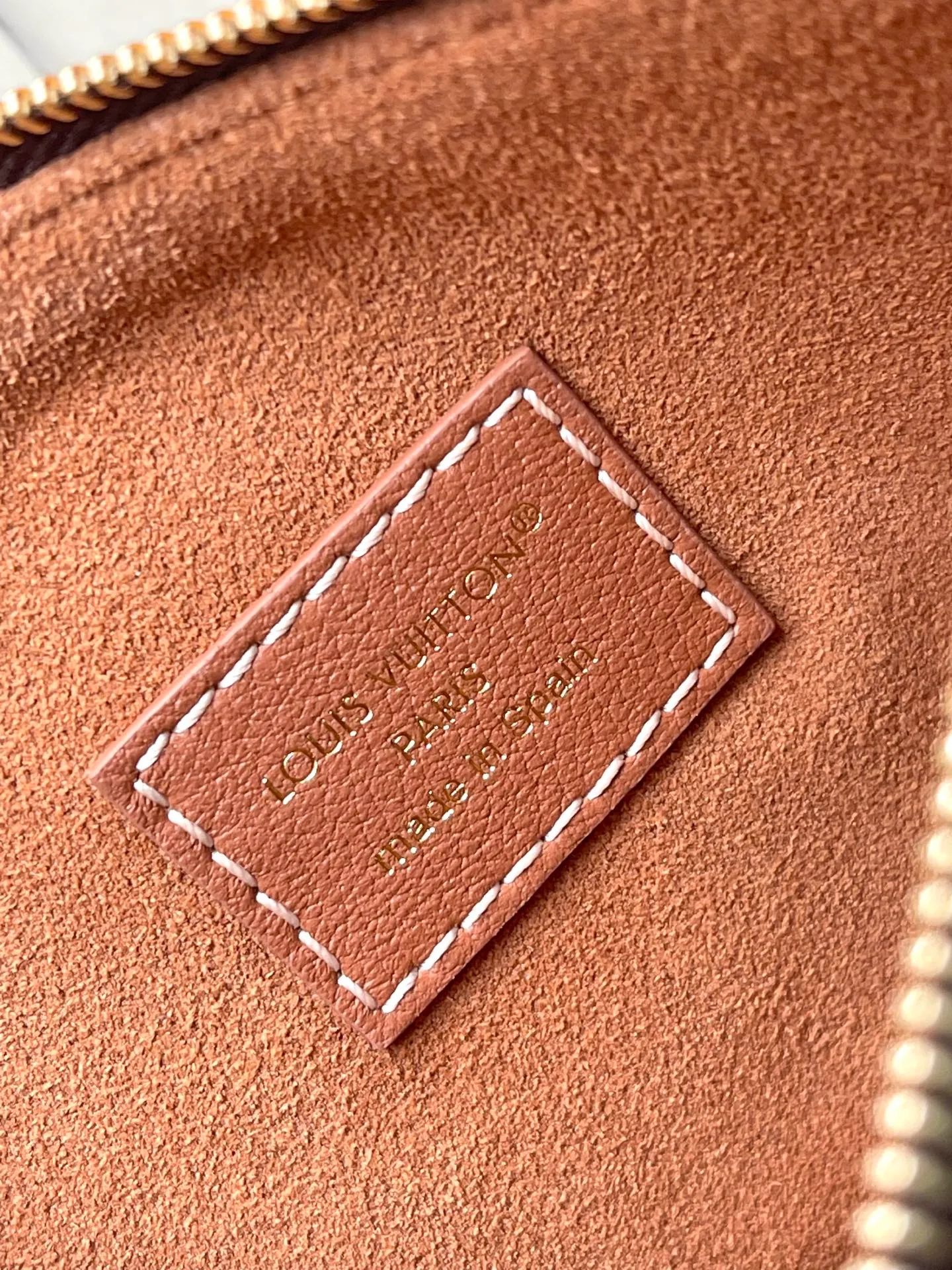 💰1280 (top-grain leather) Top-quality original item M13151 The classic Low Key series presents a new clamshell design: This Low Key Messenger handbag is made of soft cow leather and uses an old metal padlock to create a retro style. The adjustable handle unlocks a variety of carrying possibilities, and comes with a removable Monogram canvas zippered inner bag. Dimensions: 30 × 18 × 12 cm