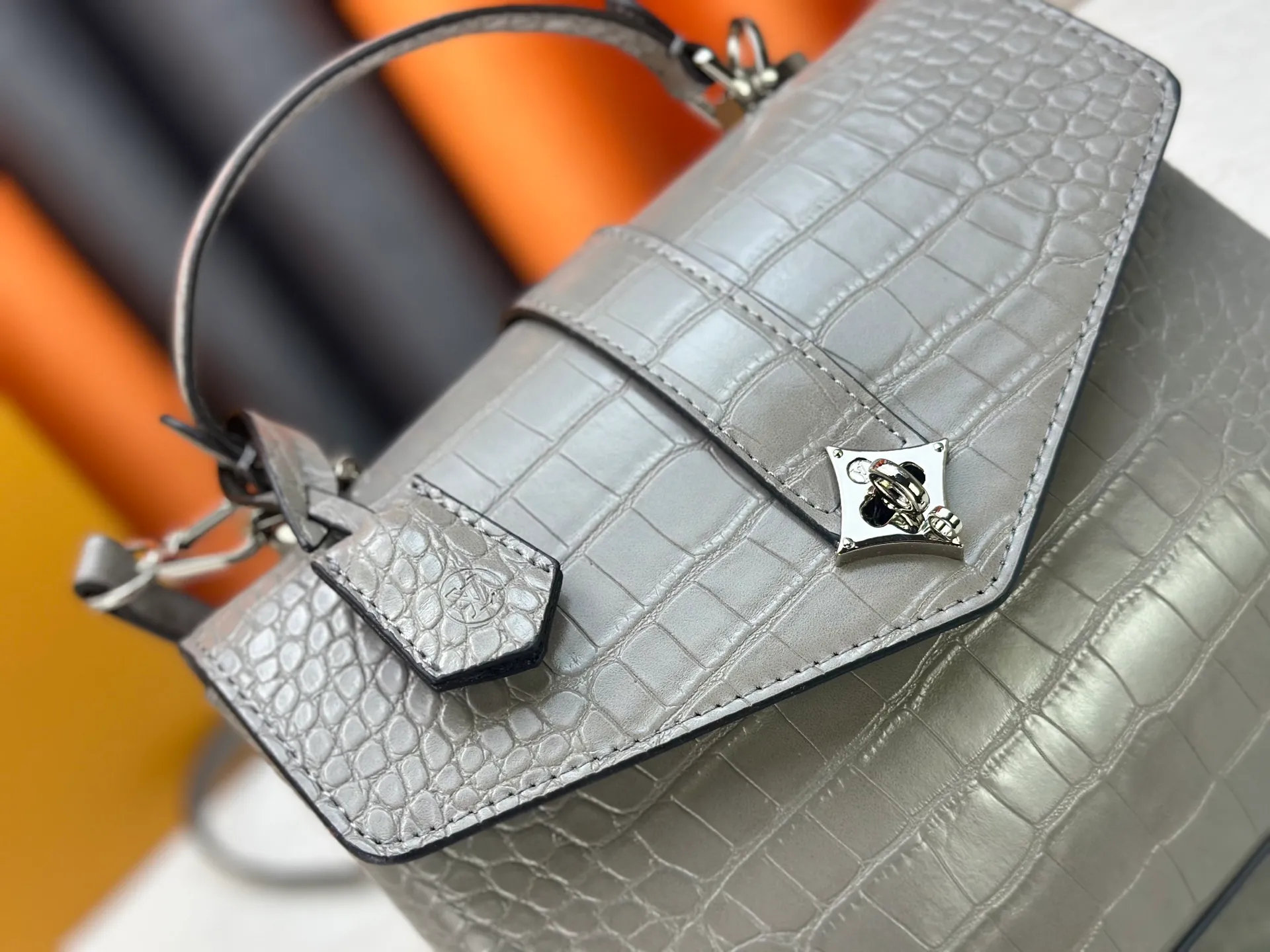 P300 M80527 N82033.N98925 Crocodile black N98928.N80432 Crocodile pink N99017 Crocodile gray N84714 Himalayan N86012 black with crocodile Rose des Vents small handbag is made of smooth and grained calfskin to outline elegant lines, embellished with golden LV padlocks to shine. Clever use of the top handle and detachable and adjustable shoulder strap create an elegant elbow or practical cross-body style for everyday travel. Medium size Length 27 Width 11 Height 19