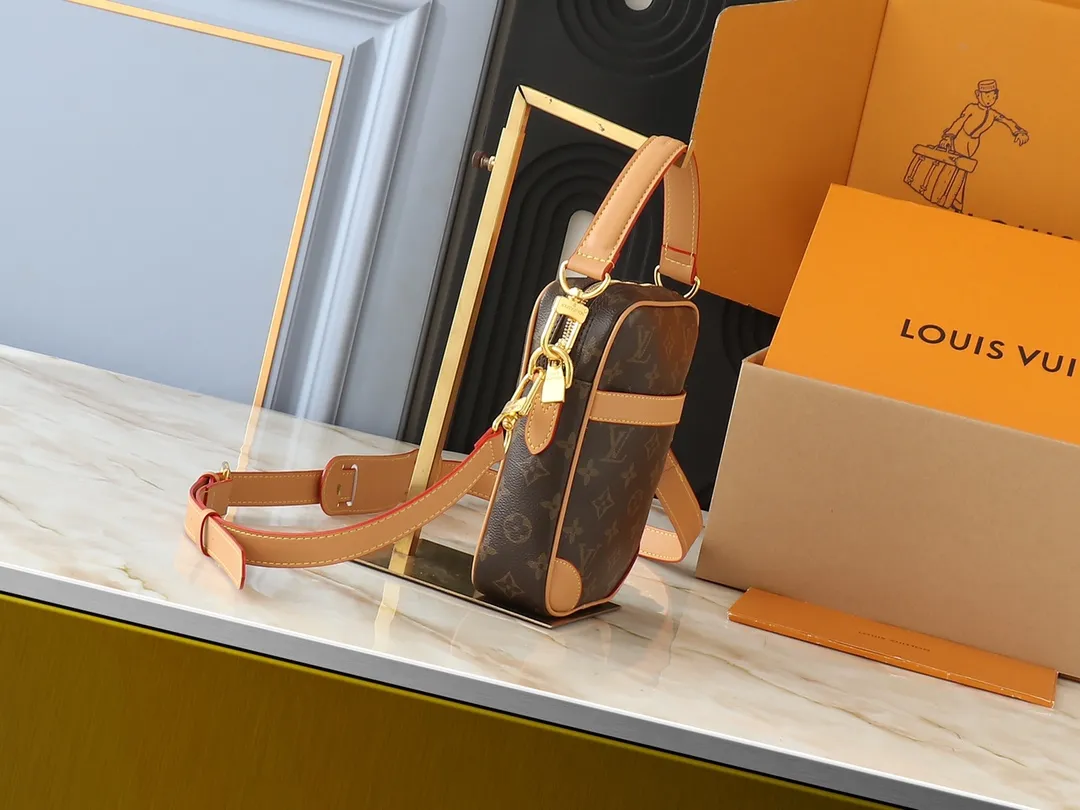 💰220💰Upgraded from the original M14016 M14014 M14013 M14058 M14253 This Danube crossbody bag is made of cow leather, reminiscent of the styles launched by Louis Vuitton in the 1980s. The slightly faded Monogram print brings the look and feel of Monogram canvas. In addition to the zipped main compartment, there is a practical flap pocket on the front. Detachable metal tag stamped Louis Vuitton. 16.0 x 21.0 x 6.0 cm (length x height x width)