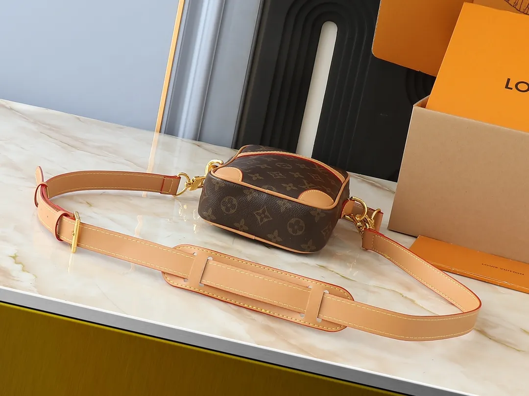 💰220💰Upgraded from the original M14016 M14014 M14013 M14058 M14253 This Danube crossbody bag is made of cow leather, reminiscent of the styles launched by Louis Vuitton in the 1980s. The slightly faded Monogram print brings the look and feel of Monogram canvas. In addition to the zipped main compartment, there is a practical flap pocket on the front. Detachable metal tag stamped Louis Vuitton. 16.0 x 21.0 x 6.0 cm (length x height x width)