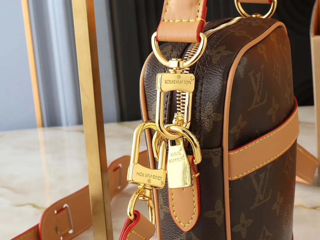 💰220💰Upgraded from the original M14016 M14014 M14013 M14058 M14253 This Danube crossbody bag is made of cow leather, reminiscent of the styles launched by Louis Vuitton in the 1980s. The slightly faded Monogram print brings the look and feel of Monogram canvas. In addition to the zipped main compartment, there is a practical flap pocket on the front. Detachable metal tag stamped Louis Vuitton. 16.0 x 21.0 x 6.0 cm (length x height x width)