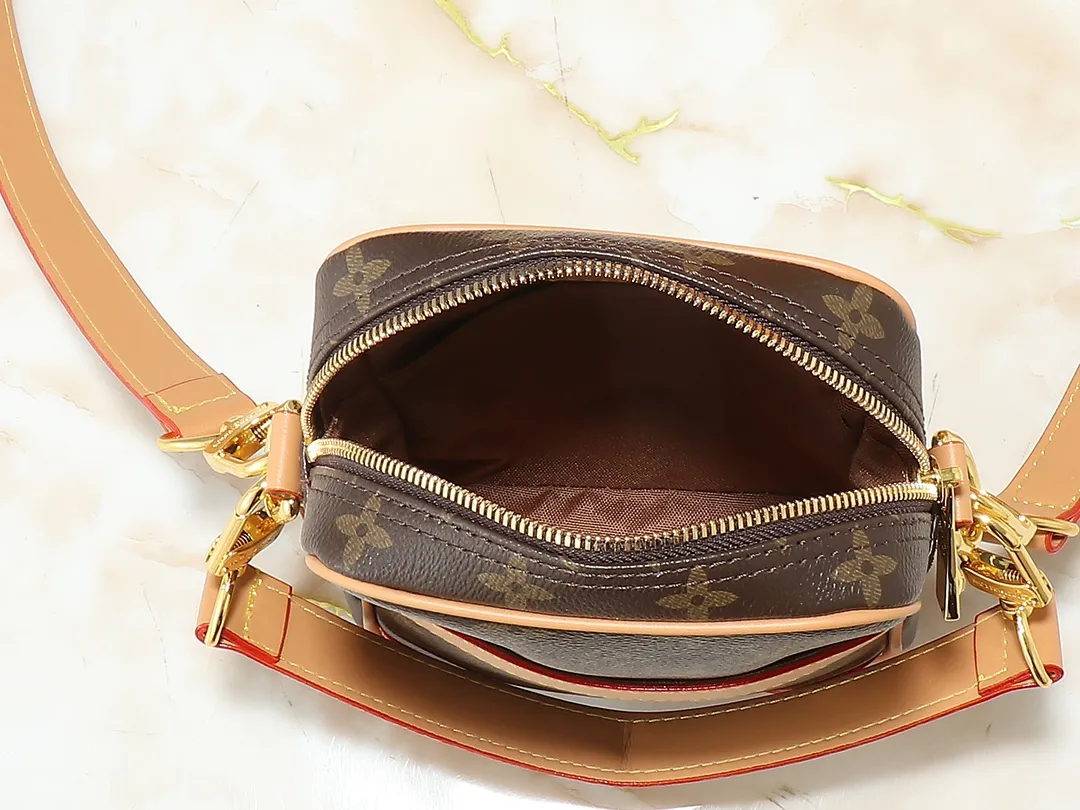 💰220💰Upgraded from the original M14016 M14014 M14013 M14058 M14253 This Danube crossbody bag is made of cow leather, reminiscent of the styles launched by Louis Vuitton in the 1980s. The slightly faded Monogram print brings the look and feel of Monogram canvas. In addition to the zipped main compartment, there is a practical flap pocket on the front. Detachable metal tag stamped Louis Vuitton. 16.0 x 21.0 x 6.0 cm (length x height x width)