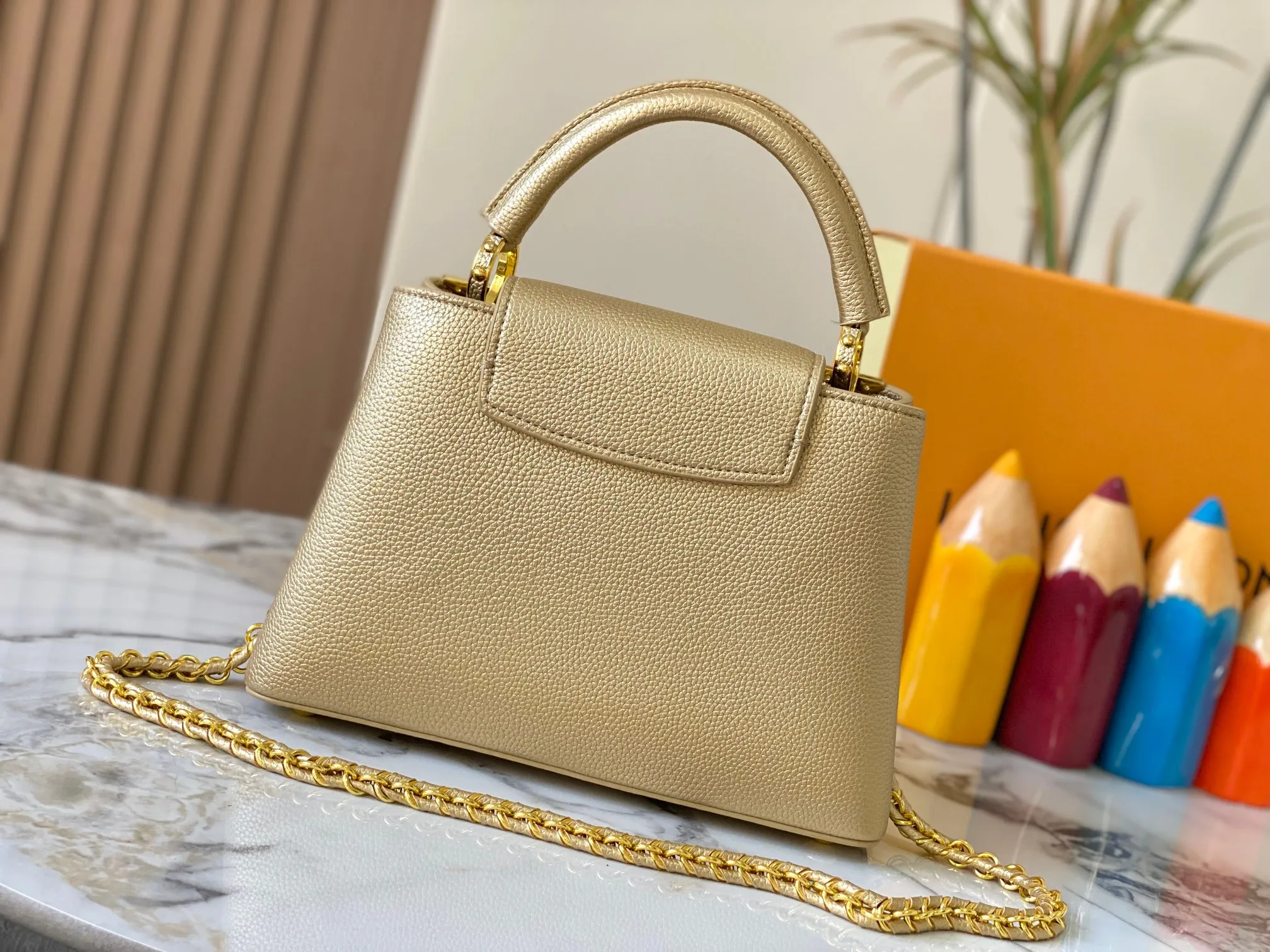 Top original P460 Guangzhou product M24584 gold-plated diamond corolla 🔺This Capucines Flower Crown handbag is made of full-grain Taurillon leather embellished with Monogram flowers. Each flower is shaped by exquisite crystal diamonds. The LV logo and flowers echo each other, making this feminine handbag reveal a jewel-like luster. Use the detachable shoulder strap skillfully to switch between shoulder and crossbody at will♠️Size: 27 * 18 * 9 cm🥂