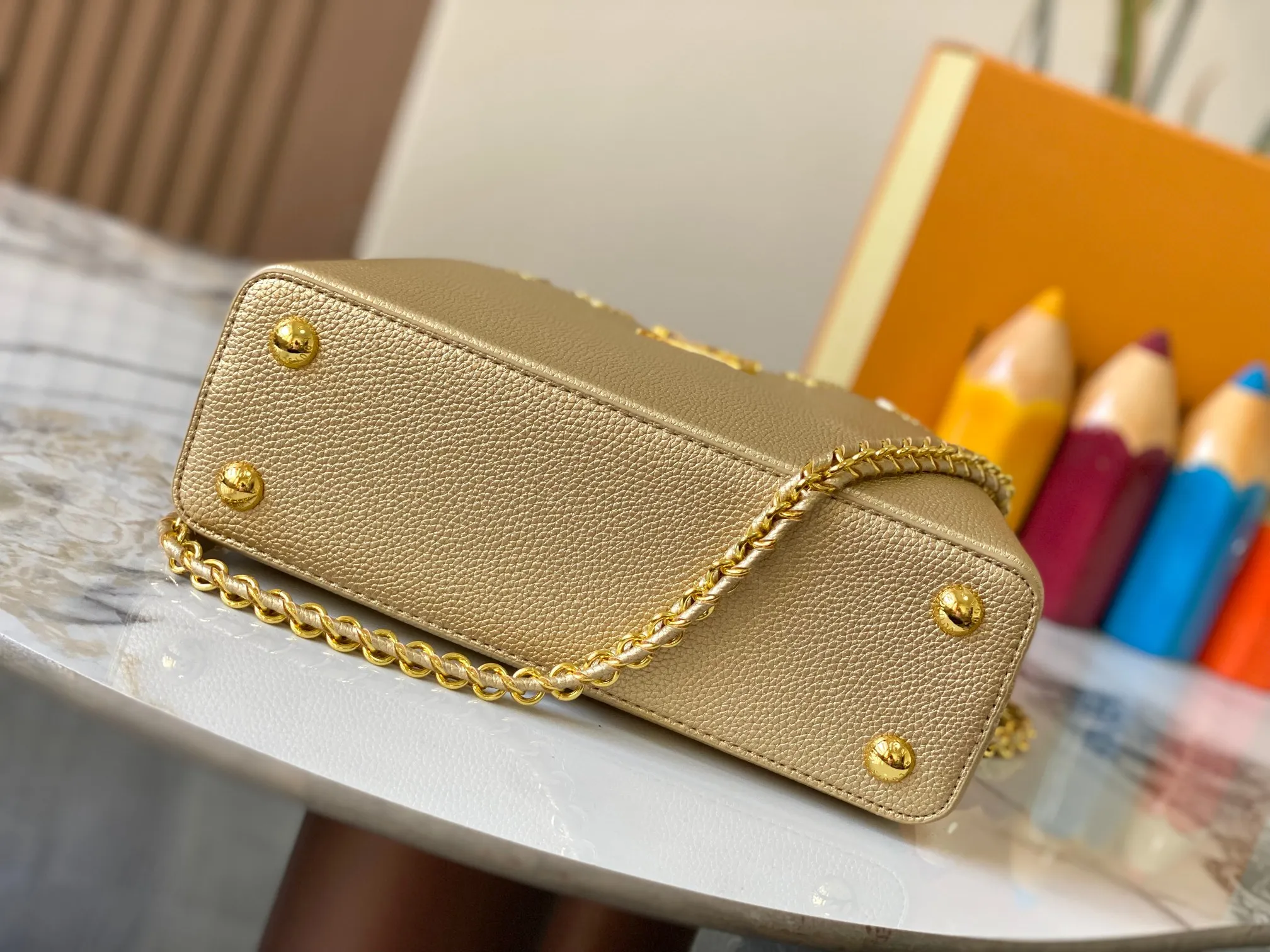 Top original P460 Guangzhou product M24584 gold-plated diamond corolla 🔺This Capucines Flower Crown handbag is made of full-grain Taurillon leather embellished with Monogram flowers. Each flower is shaped by exquisite crystal diamonds. The LV logo and flowers echo each other, making this feminine handbag reveal a jewel-like luster. Use the detachable shoulder strap skillfully to switch between shoulder and crossbody at will♠️Size: 27 * 18 * 9 cm🥂