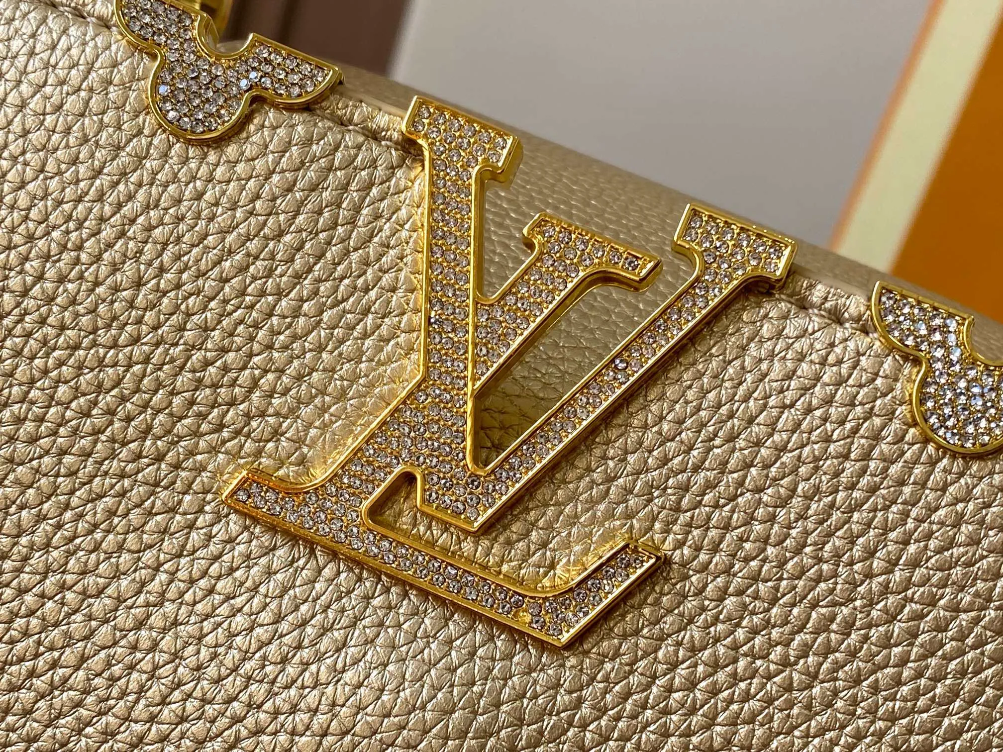 Top original P460 Guangzhou product M24584 gold-plated diamond corolla 🔺This Capucines Flower Crown handbag is made of full-grain Taurillon leather embellished with Monogram flowers. Each flower is shaped by exquisite crystal diamonds. The LV logo and flowers echo each other, making this feminine handbag reveal a jewel-like luster. Use the detachable shoulder strap skillfully to switch between shoulder and crossbody at will♠️Size: 27 * 18 * 9 cm🥂
