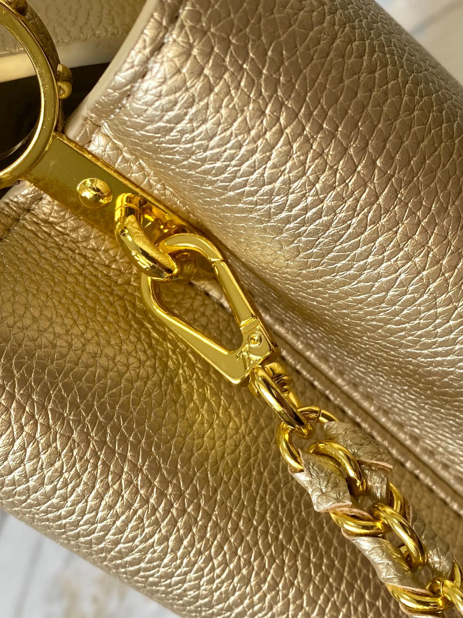 Top original P460 Guangzhou product M24584 gold-plated diamond corolla 🔺This Capucines Flower Crown handbag is made of full-grain Taurillon leather embellished with Monogram flowers. Each flower is shaped by exquisite crystal diamonds. The LV logo and flowers echo each other, making this feminine handbag reveal a jewel-like luster. Use the detachable shoulder strap skillfully to switch between shoulder and crossbody at will♠️Size: 27 * 18 * 9 cm🥂