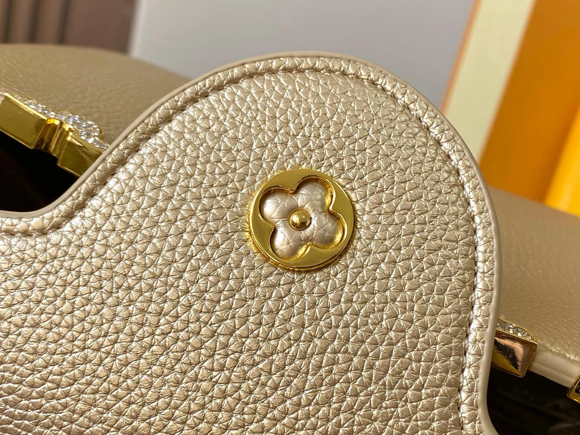 Top original P460 Guangzhou product M24584 gold-plated diamond corolla 🔺This Capucines Flower Crown handbag is made of full-grain Taurillon leather embellished with Monogram flowers. Each flower is shaped by exquisite crystal diamonds. The LV logo and flowers echo each other, making this feminine handbag reveal a jewel-like luster. Use the detachable shoulder strap skillfully to switch between shoulder and crossbody at will♠️Size: 27 * 18 * 9 cm🥂