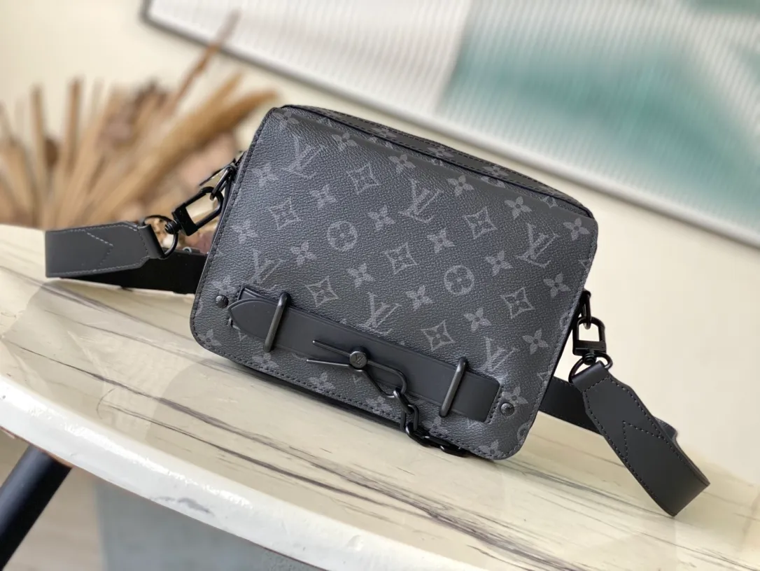 💰940 Top Original M45585 Black Flower This new Steamer messenger bag injects the brand's traditional elements into the New Classics series with exquisite shape. Iconic Monogram Eclipse canvas is paired with classic elements like Steamer-style chains. Comes with a detachable shoulder strap for easy carrying. Zippered compartments provide ample storage space, and front pocket flaps and magnetic locks keep items safe. Dimensions: 23.5 x 17 x 6 cm