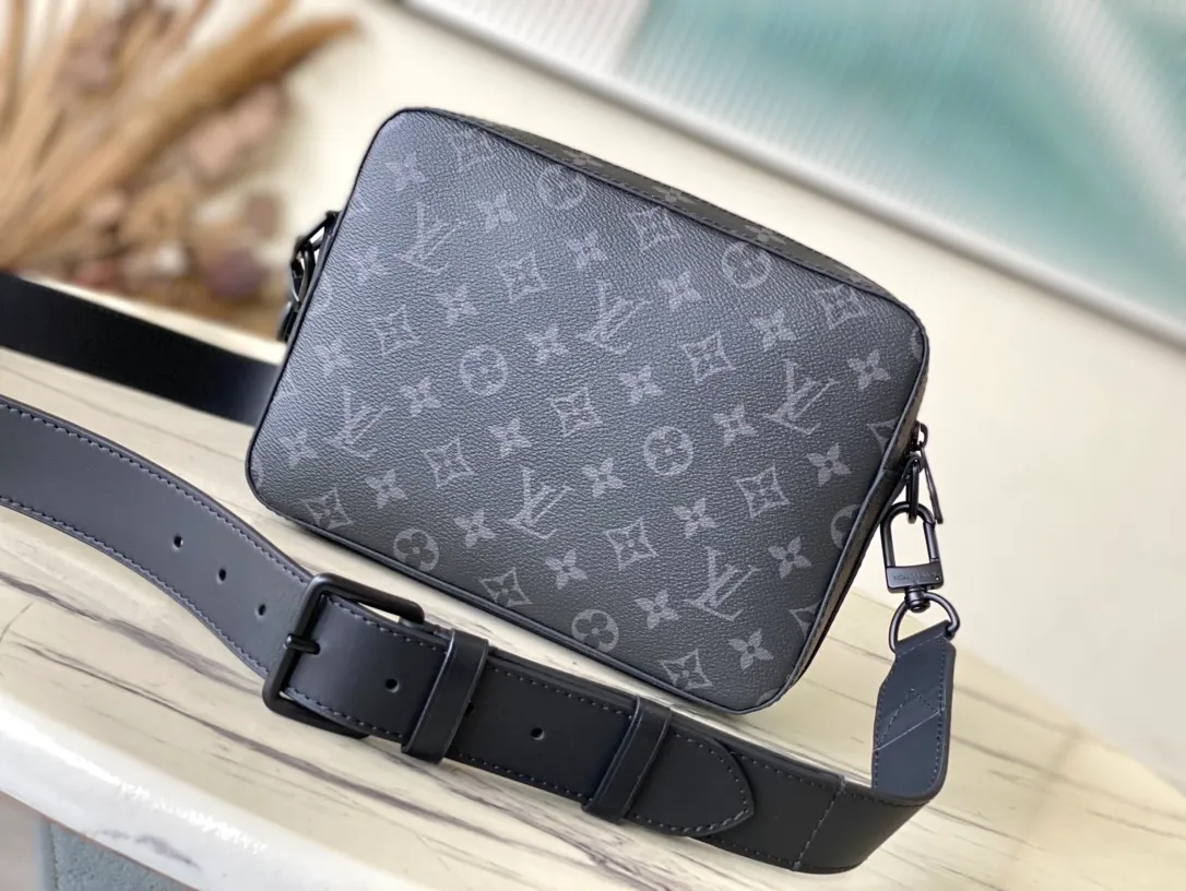 💰940 Top Original M45585 Black Flower This new Steamer messenger bag injects the brand's traditional elements into the New Classics series with exquisite shape. Iconic Monogram Eclipse canvas is paired with classic elements like Steamer-style chains. Comes with a detachable shoulder strap for easy carrying. Zippered compartments provide ample storage space, and front pocket flaps and magnetic locks keep items safe. Dimensions: 23.5 x 17 x 6 cm