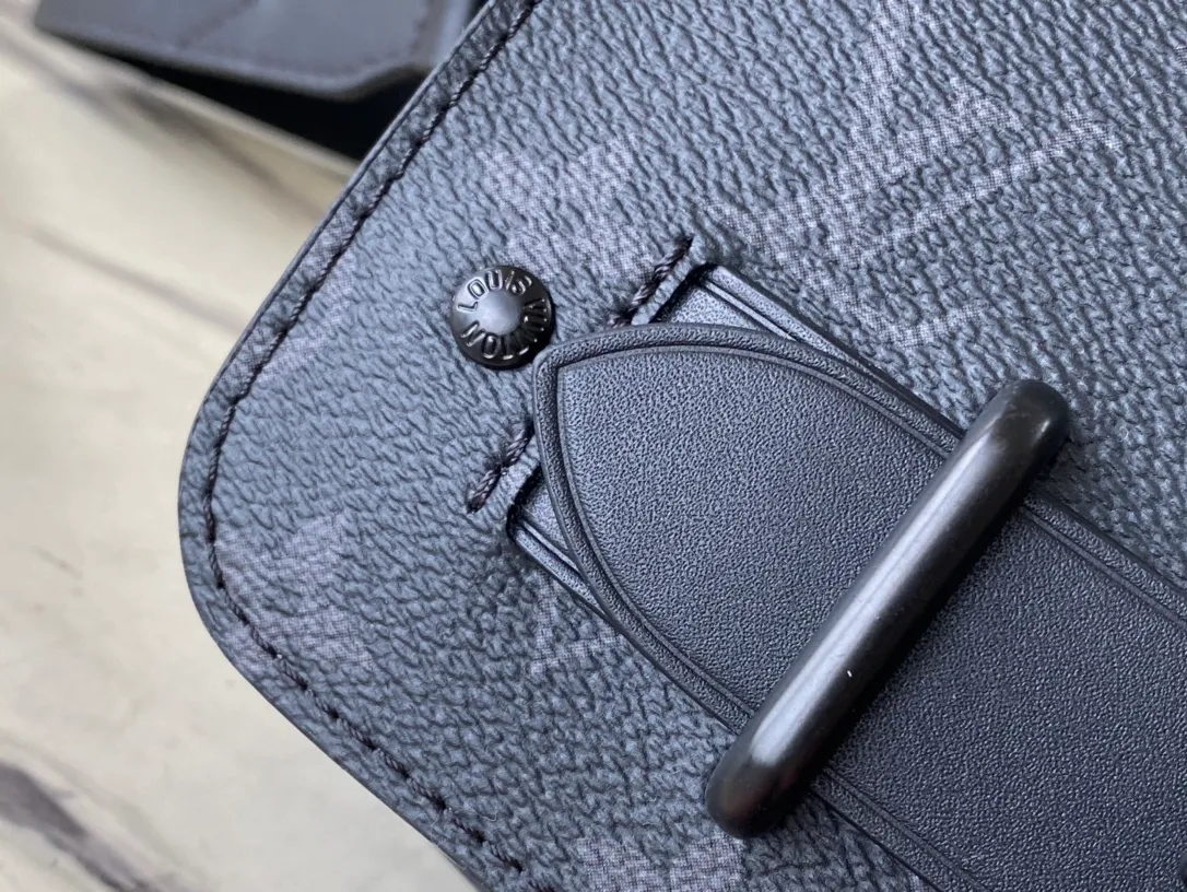 💰940 Top Original M45585 Black Flower This new Steamer messenger bag injects the brand's traditional elements into the New Classics series with exquisite shape. Iconic Monogram Eclipse canvas is paired with classic elements like Steamer-style chains. Comes with a detachable shoulder strap for easy carrying. Zippered compartments provide ample storage space, and front pocket flaps and magnetic locks keep items safe. Dimensions: 23.5 x 17 x 6 cm