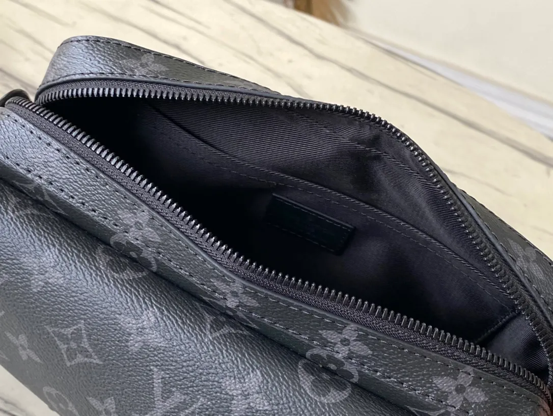 💰940 Top Original M45585 Black Flower This new Steamer messenger bag injects the brand's traditional elements into the New Classics series with exquisite shape. Iconic Monogram Eclipse canvas is paired with classic elements like Steamer-style chains. Comes with a detachable shoulder strap for easy carrying. Zippered compartments provide ample storage space, and front pocket flaps and magnetic locks keep items safe. Dimensions: 23.5 x 17 x 6 cm