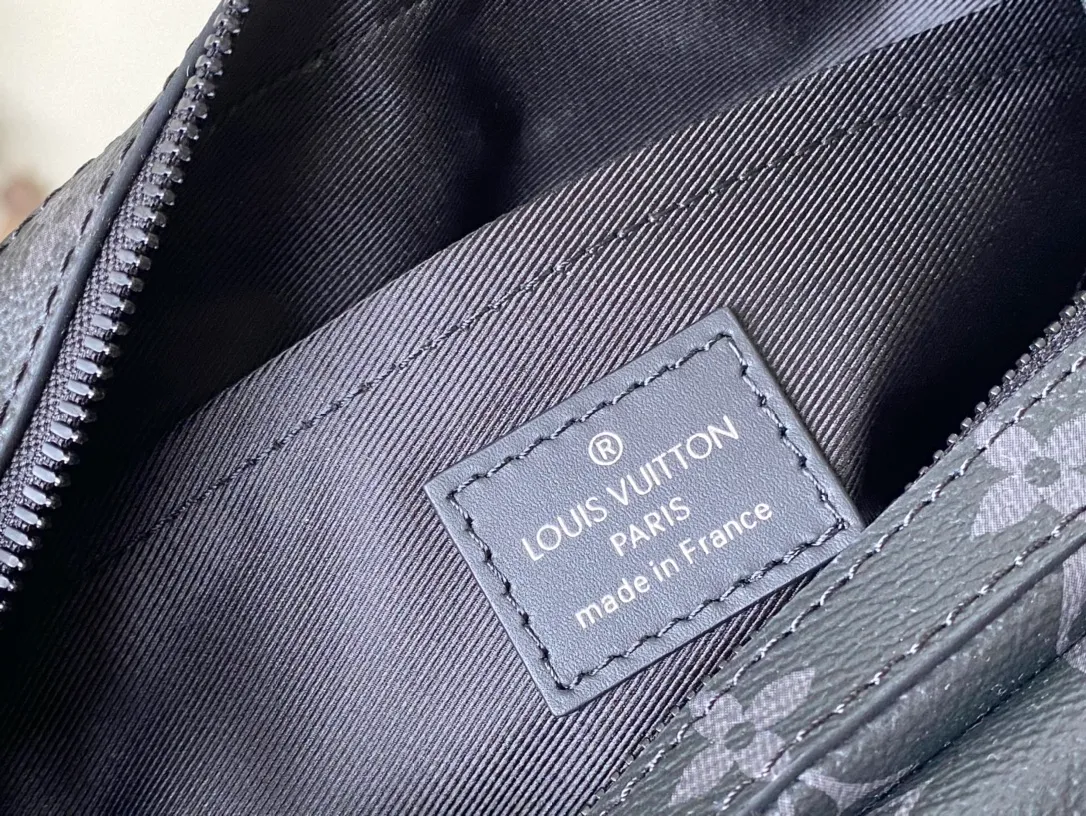 💰940 Top Original M45585 Black Flower This new Steamer messenger bag injects the brand's traditional elements into the New Classics series with exquisite shape. Iconic Monogram Eclipse canvas is paired with classic elements like Steamer-style chains. Comes with a detachable shoulder strap for easy carrying. Zippered compartments provide ample storage space, and front pocket flaps and magnetic locks keep items safe. Dimensions: 23.5 x 17 x 6 cm
