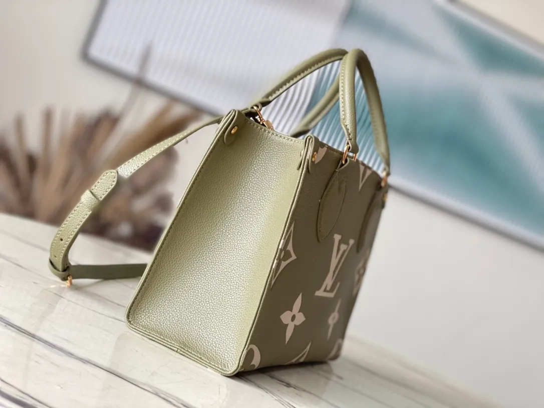 💰1040 (top layer leather) top original order M46569 new grass green This OnTheGo small handbag is made of Monogram Empreinte leather, with mild tones that set off the LV letters and Monogram flower embossing, making the compact and square shape shimmer. The rolled top handle and detachable shoulder strap make it easy to carry small items like your iPad Mini. Dimensions: 25 x 19 x 11.5 cm