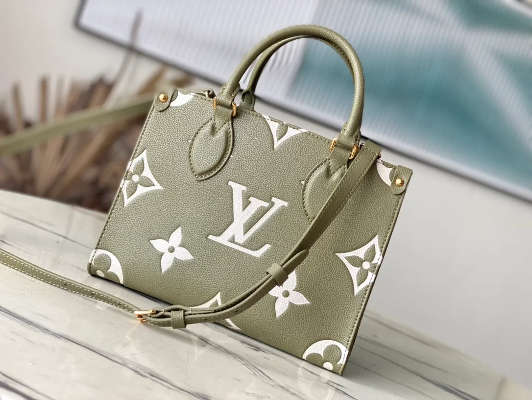 💰1040 (top layer leather) top original order M46569 new grass green This OnTheGo small handbag is made of Monogram Empreinte leather, with mild tones that set off the LV letters and Monogram flower embossing, making the compact and square shape shimmer. The rolled top handle and detachable shoulder strap make it easy to carry small items like your iPad Mini. Dimensions: 25 x 19 x 11.5 cm