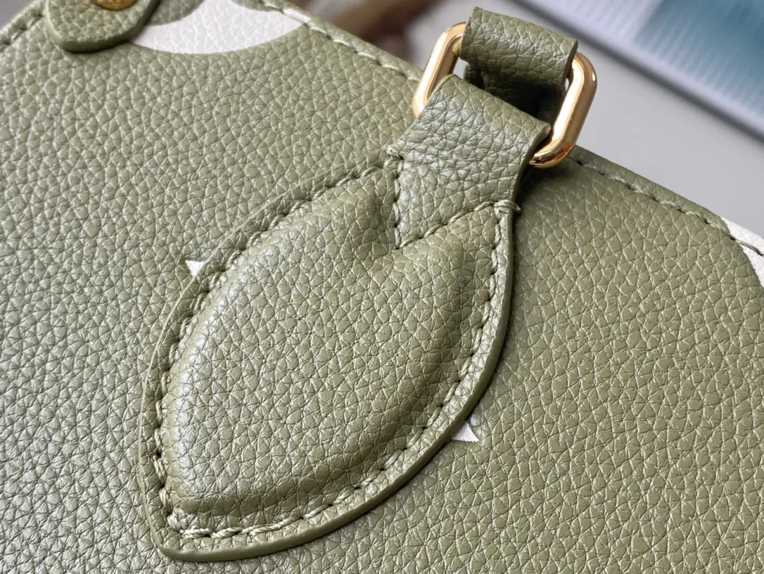 💰1040 (top layer leather) top original order M46569 new grass green This OnTheGo small handbag is made of Monogram Empreinte leather, with mild tones that set off the LV letters and Monogram flower embossing, making the compact and square shape shimmer. The rolled top handle and detachable shoulder strap make it easy to carry small items like your iPad Mini. Dimensions: 25 x 19 x 11.5 cm