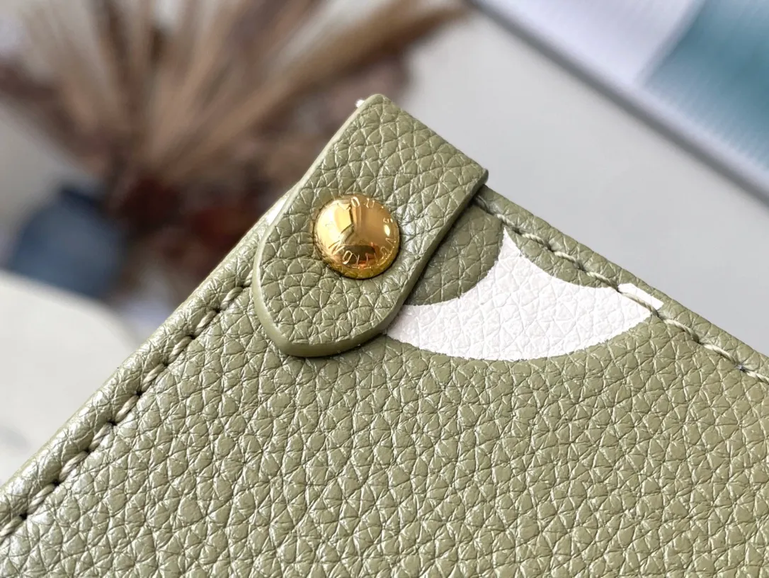 💰1040 (top layer leather) top original order M46569 new grass green This OnTheGo small handbag is made of Monogram Empreinte leather, with mild tones that set off the LV letters and Monogram flower embossing, making the compact and square shape shimmer. The rolled top handle and detachable shoulder strap make it easy to carry small items like your iPad Mini. Dimensions: 25 x 19 x 11.5 cm
