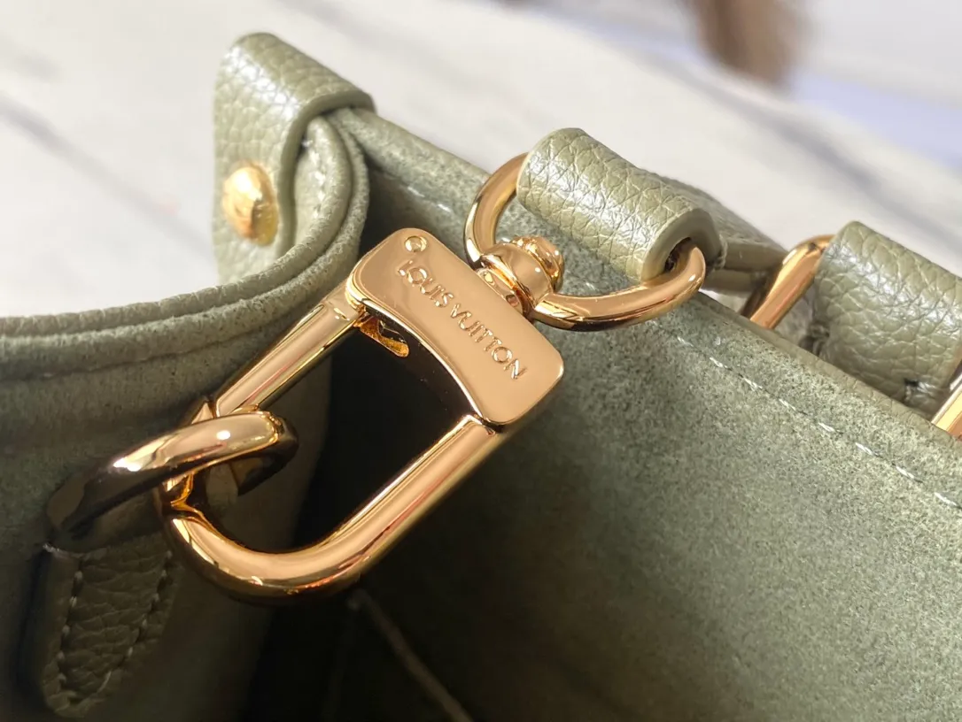 💰1040 (top layer leather) top original order M46569 new grass green This OnTheGo small handbag is made of Monogram Empreinte leather, with mild tones that set off the LV letters and Monogram flower embossing, making the compact and square shape shimmer. The rolled top handle and detachable shoulder strap make it easy to carry small items like your iPad Mini. Dimensions: 25 x 19 x 11.5 cm
