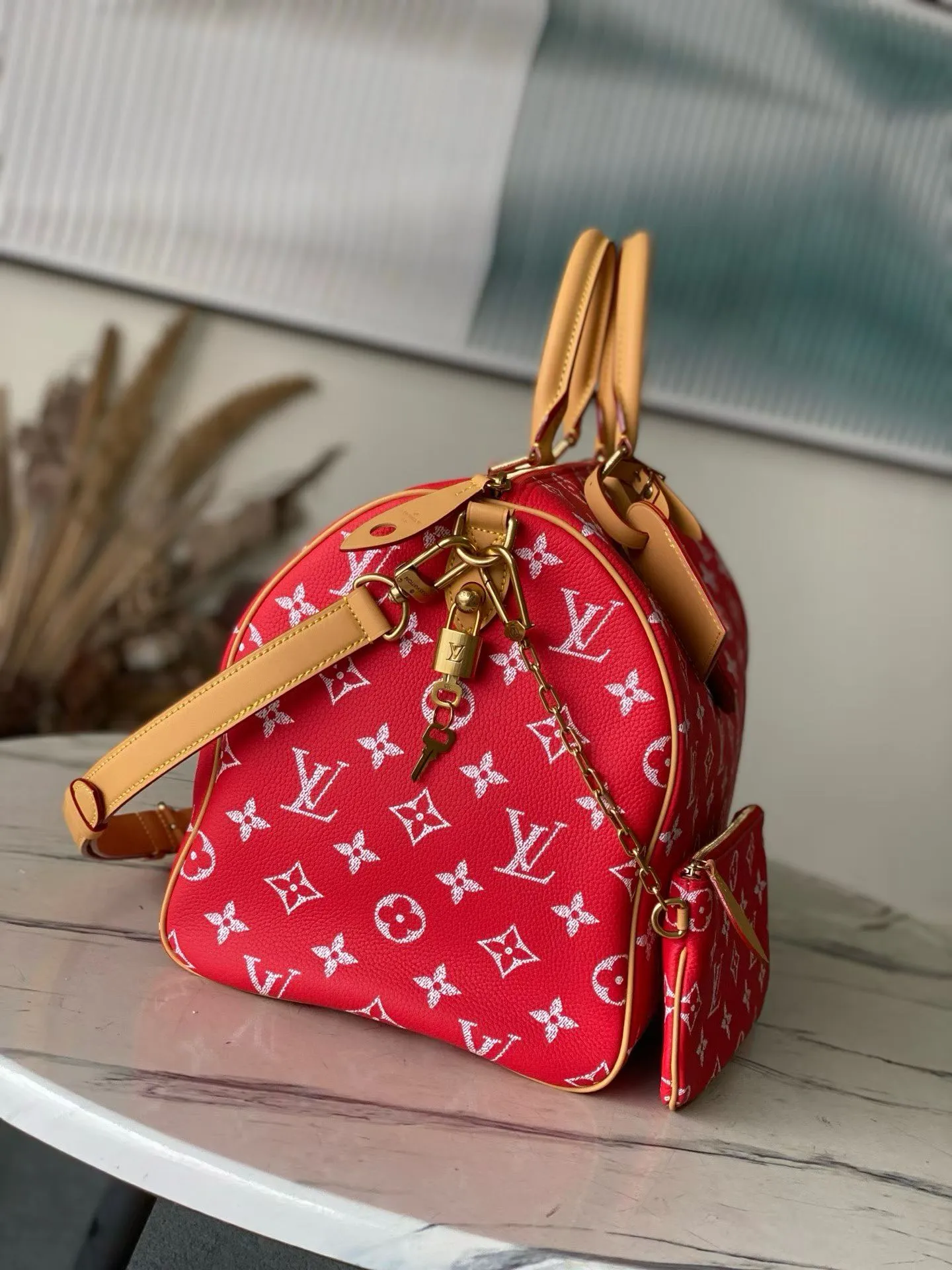 💰1940 Top Original Order M24420 Red Large This Speedy P18 Bandouliere 40 handbag is made of soft cow leather with deep cow leather trim and a detachable and adjustable shoulder strap. Exquisite stitching, dyed edges and the iconic P18 nameplate create ingenious details. Dimensions: 40 × 26 × 23 cm