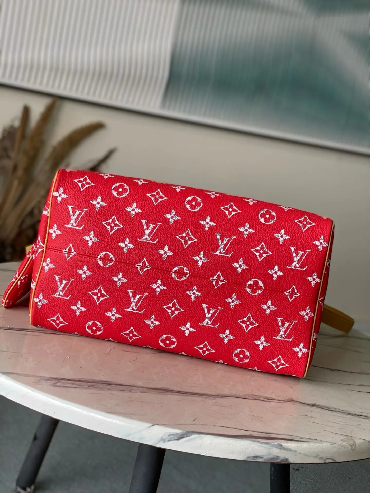 💰1940 Top Original Order M24420 Red Large This Speedy P18 Bandouliere 40 handbag is made of soft cow leather with deep cow leather trim and a detachable and adjustable shoulder strap. Exquisite stitching, dyed edges and the iconic P18 nameplate create ingenious details. Dimensions: 40 × 26 × 23 cm