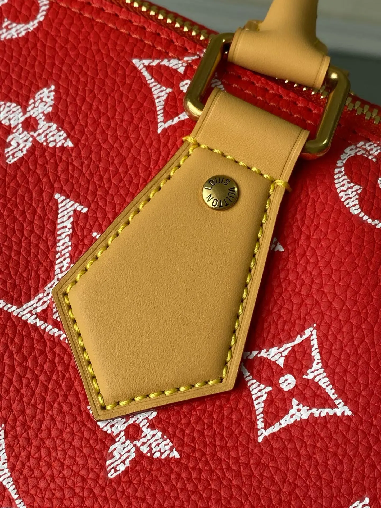 💰1940 Top Original Order M24420 Red Large This Speedy P18 Bandouliere 40 handbag is made of soft cow leather with deep cow leather trim and a detachable and adjustable shoulder strap. Exquisite stitching, dyed edges and the iconic P18 nameplate create ingenious details. Dimensions: 40 × 26 × 23 cm